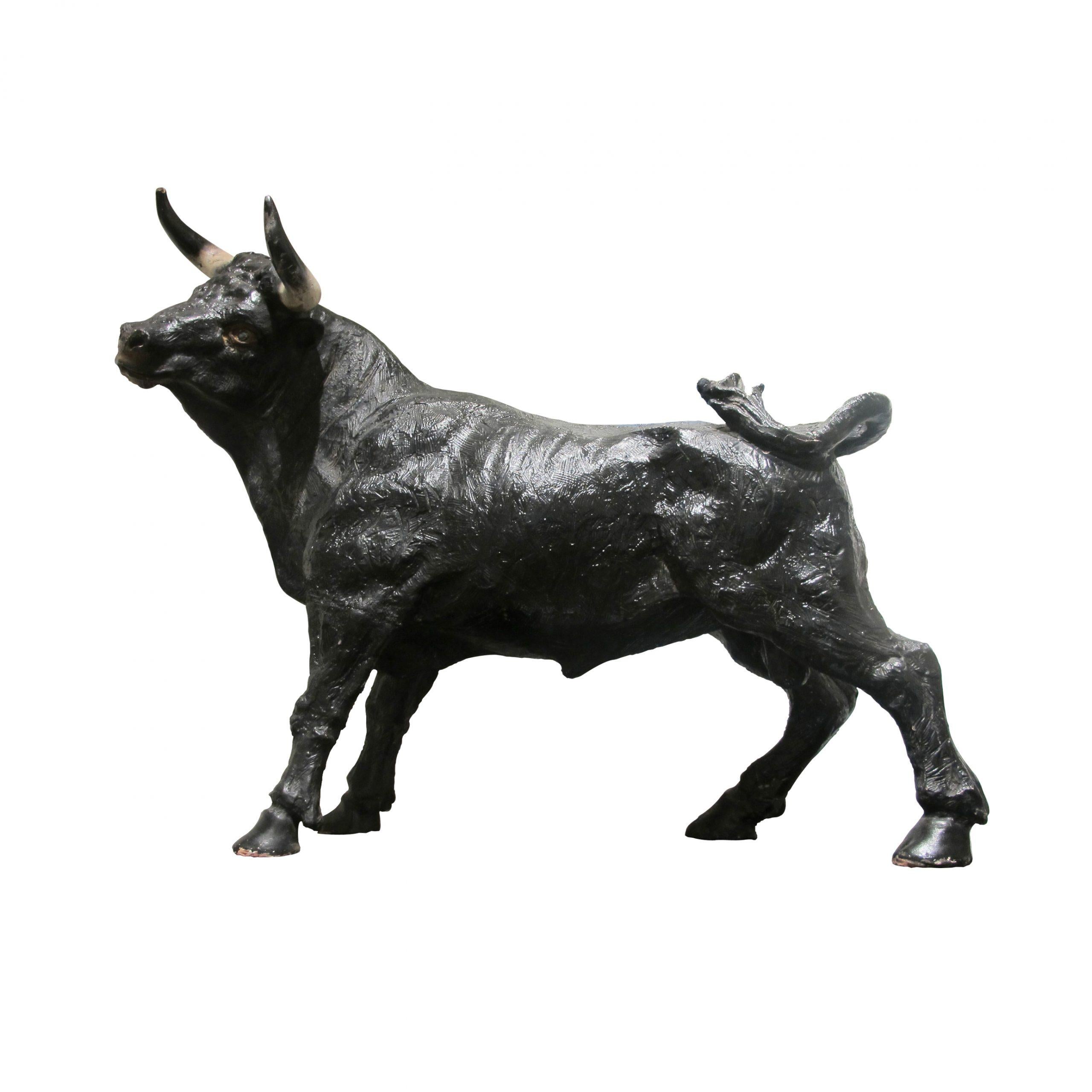 Der Stier ist in naturgetreuen Proportionen dargestellt, seine muskulöse Form strahlt eine dynamische Energie und Kraft aus. Die Skulptur strahlt eine spürbare Vitalität und Bewegung aus. 

Größe: H87 cm x B100 cm x T35 cm
