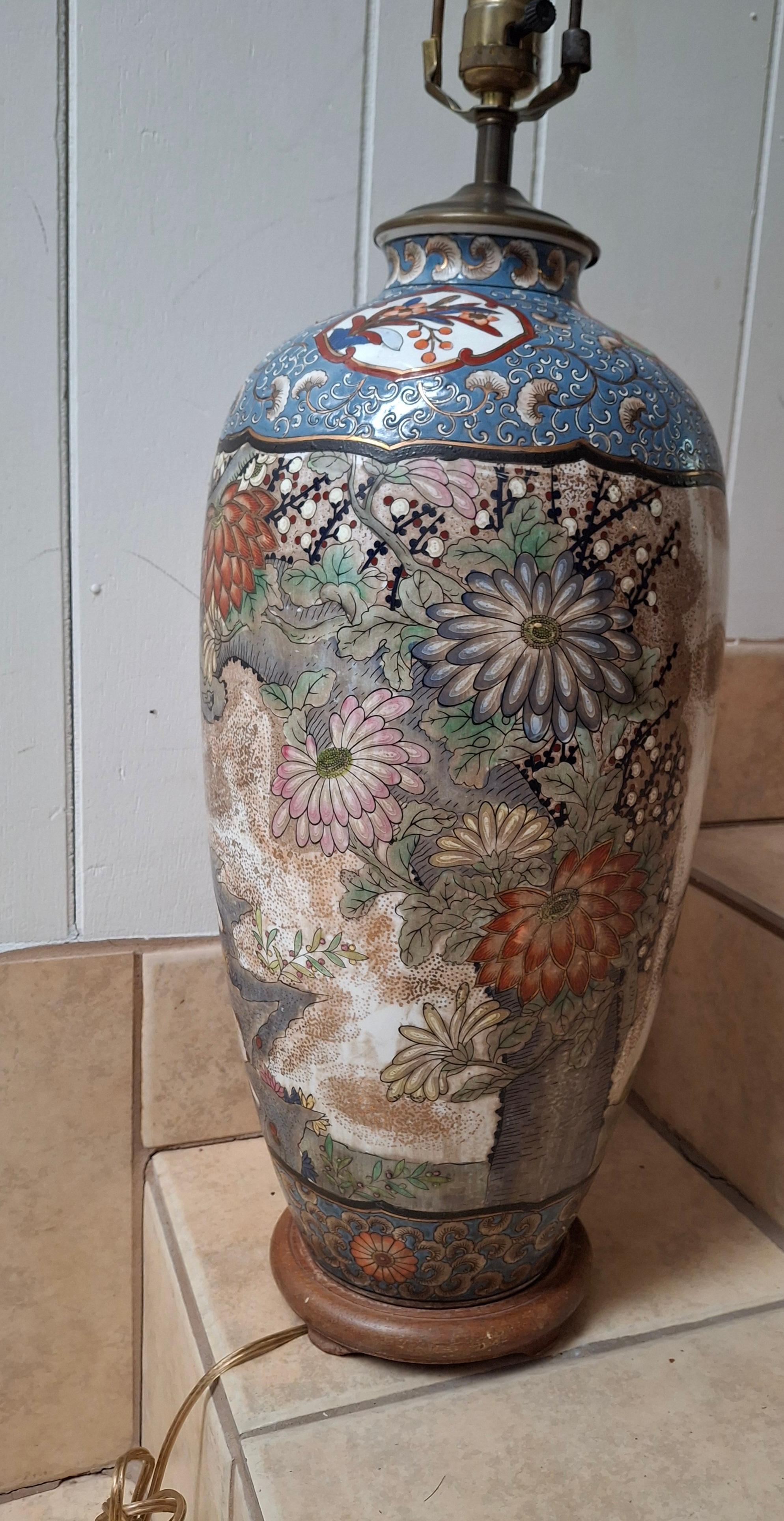 Lámpara de mesa asiática grande pintada a mano de mediados de siglo

Gran lámpara de mesa asiática pintada a mano con diseño floral / crisantemo 

base de madera 

9,5 x 33,5 Alt. 

25