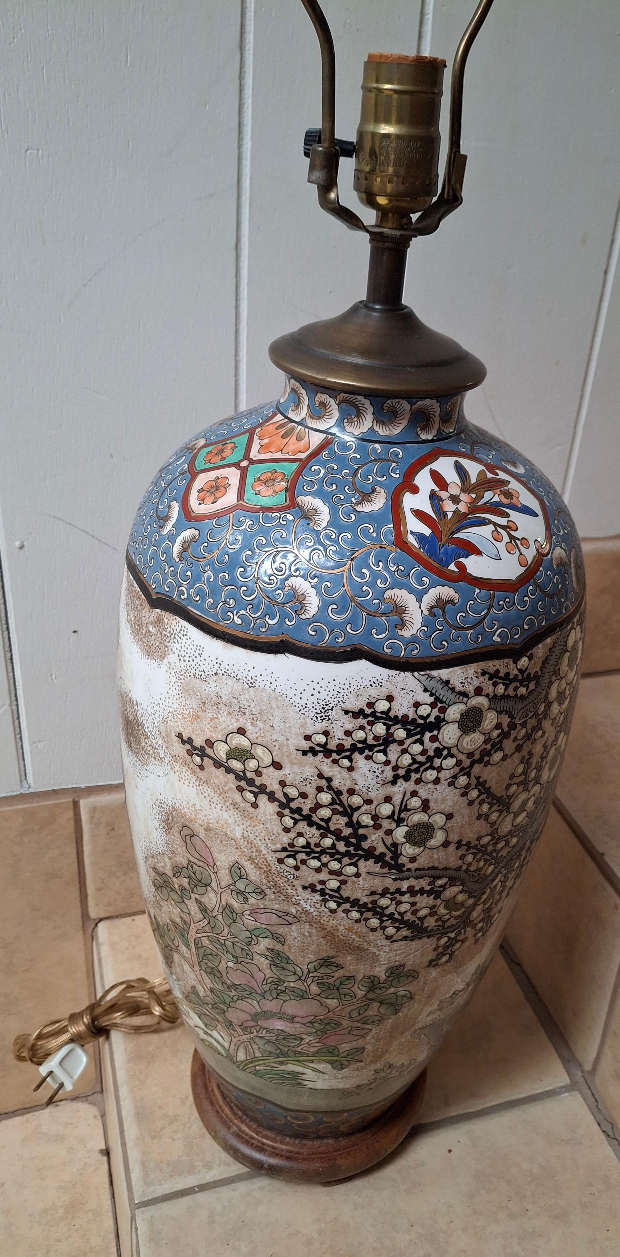 Lámpara de mesa asiática grande pintada a mano de mediados de siglo en Bueno estado para la venta en San Francisco, CA