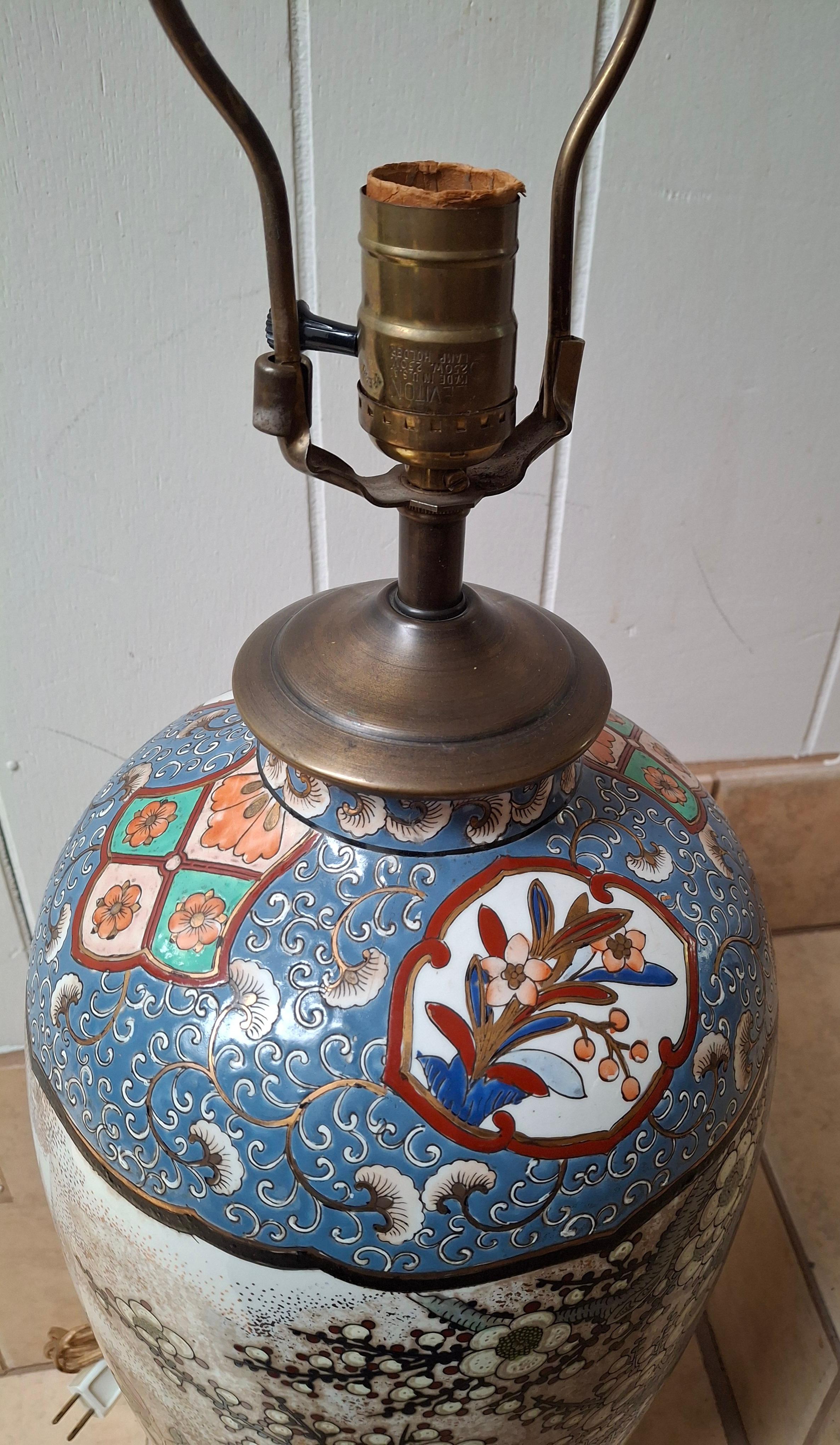 Lámpara de mesa asiática grande pintada a mano de mediados de siglo Madera en venta