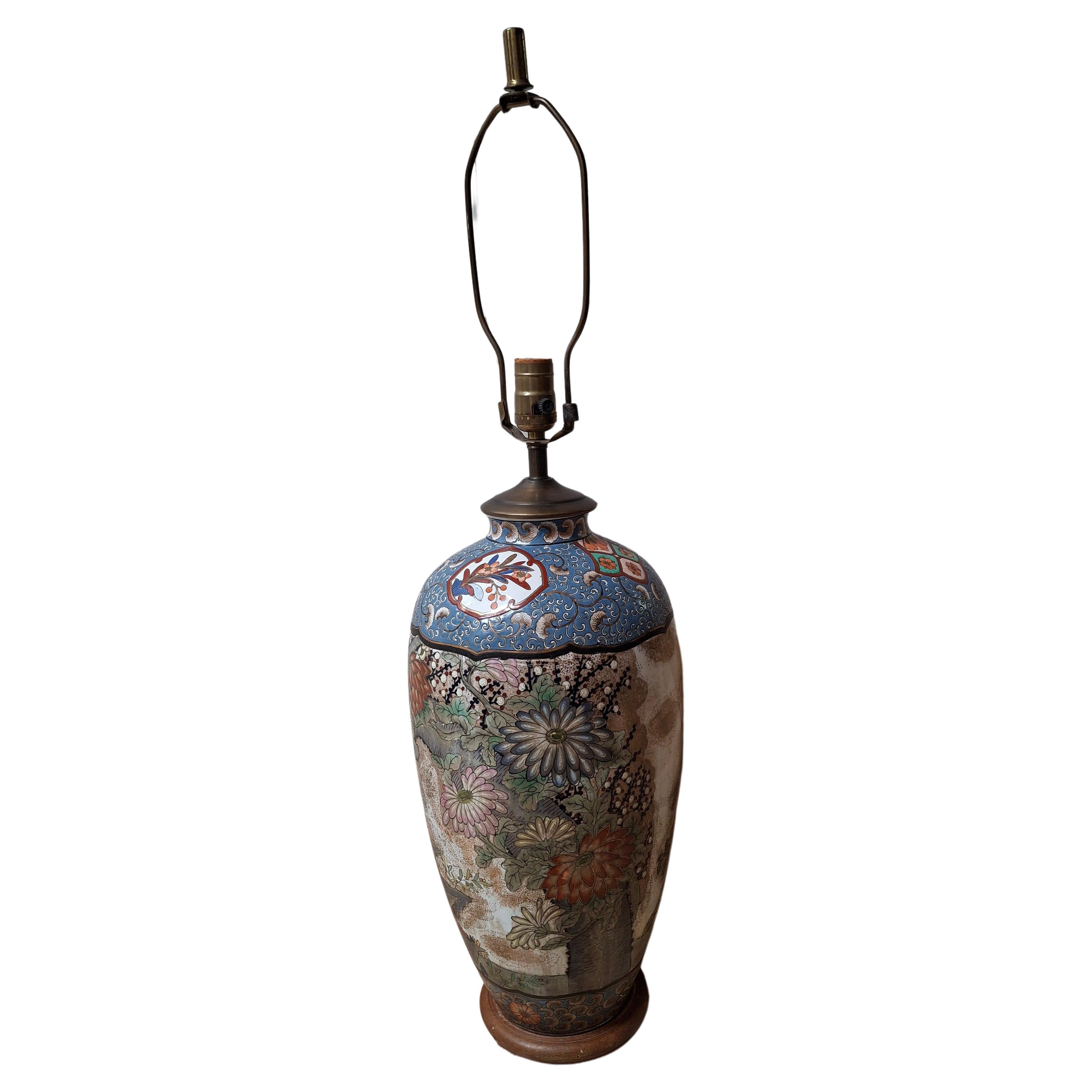 Große handbemalte asiatische Mid-Century-Tischlampe
