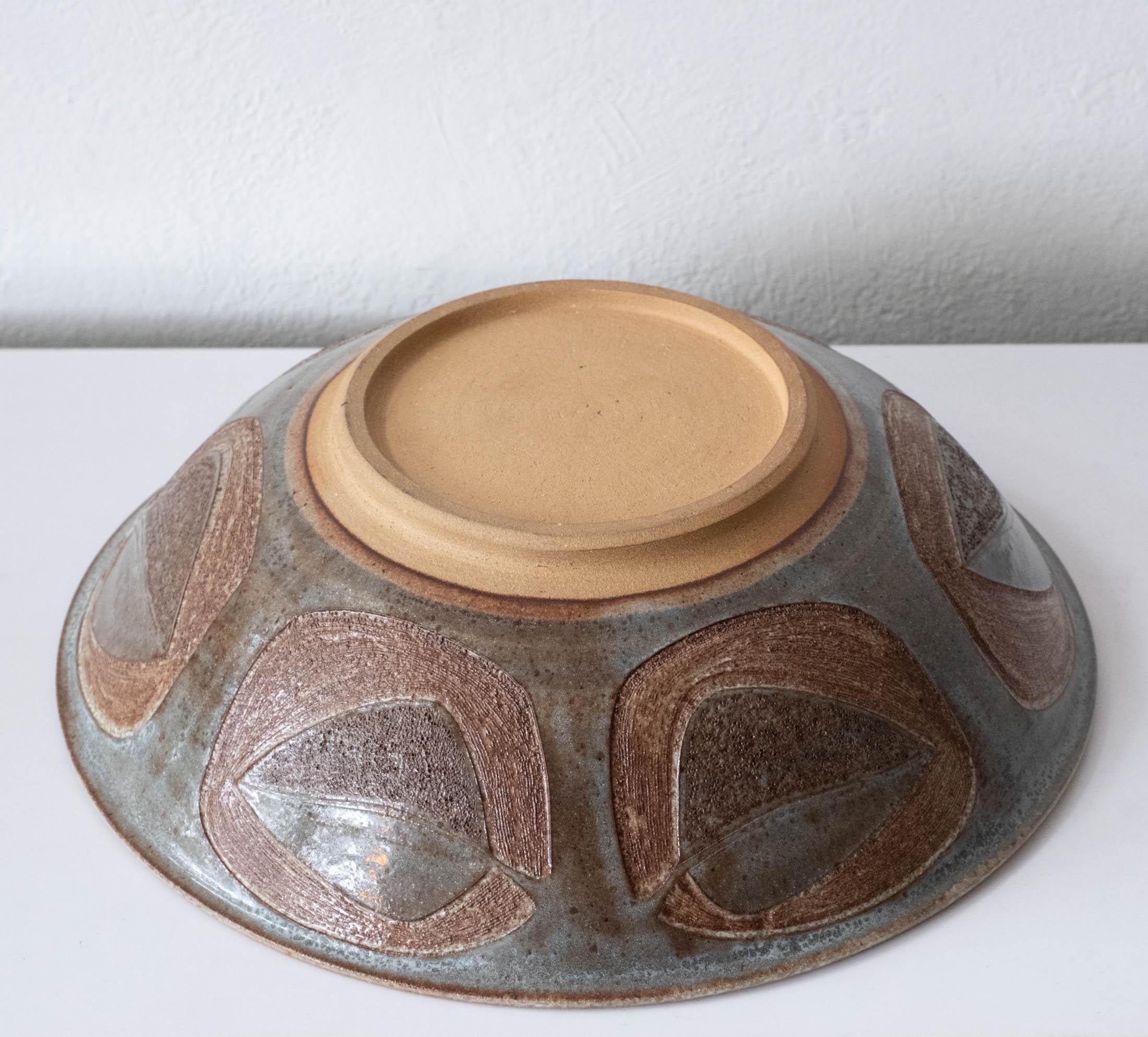 Mid Century Large Incised Design Ceramic Japanese Bowl In Good Condition For Sale In San Diego, CA