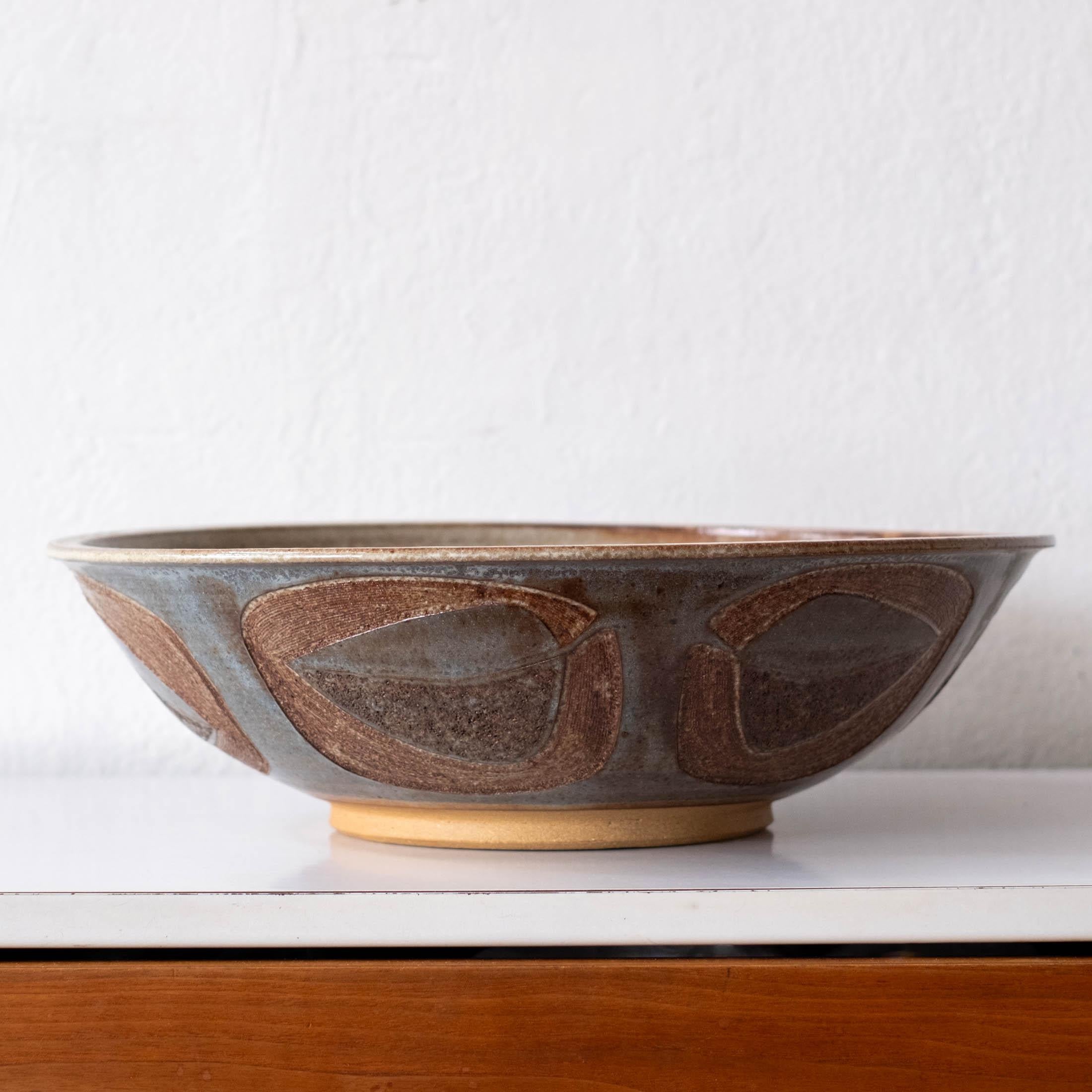 Mid Century Large Incised Design Ceramic Japanese Bowl For Sale 1
