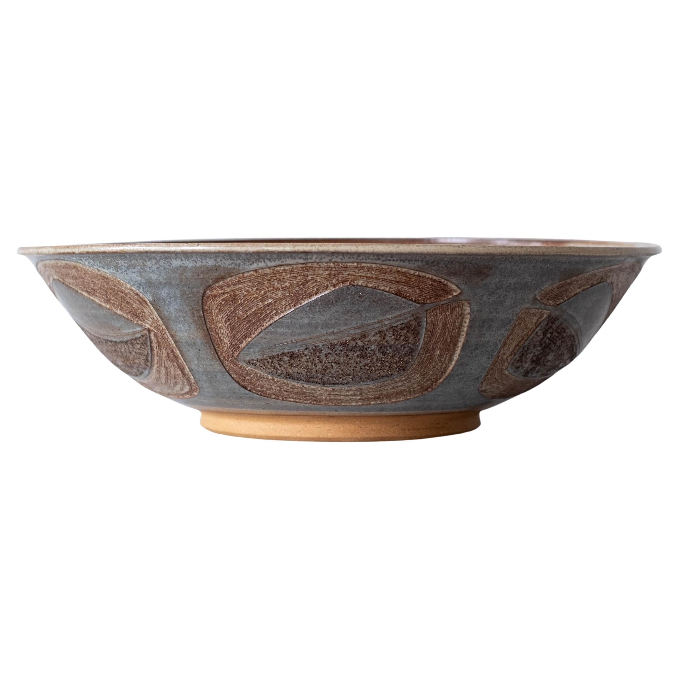 Grand bol japonais en céramique au design incisé du milieu du siècle dernier en vente