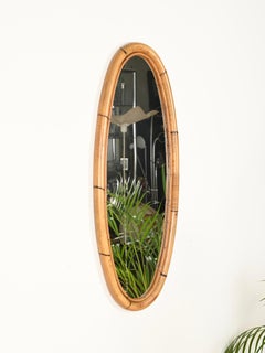 Grande specchio ovale italiano di metà secolo in bambù curvato, rattan e vimini, anni '60