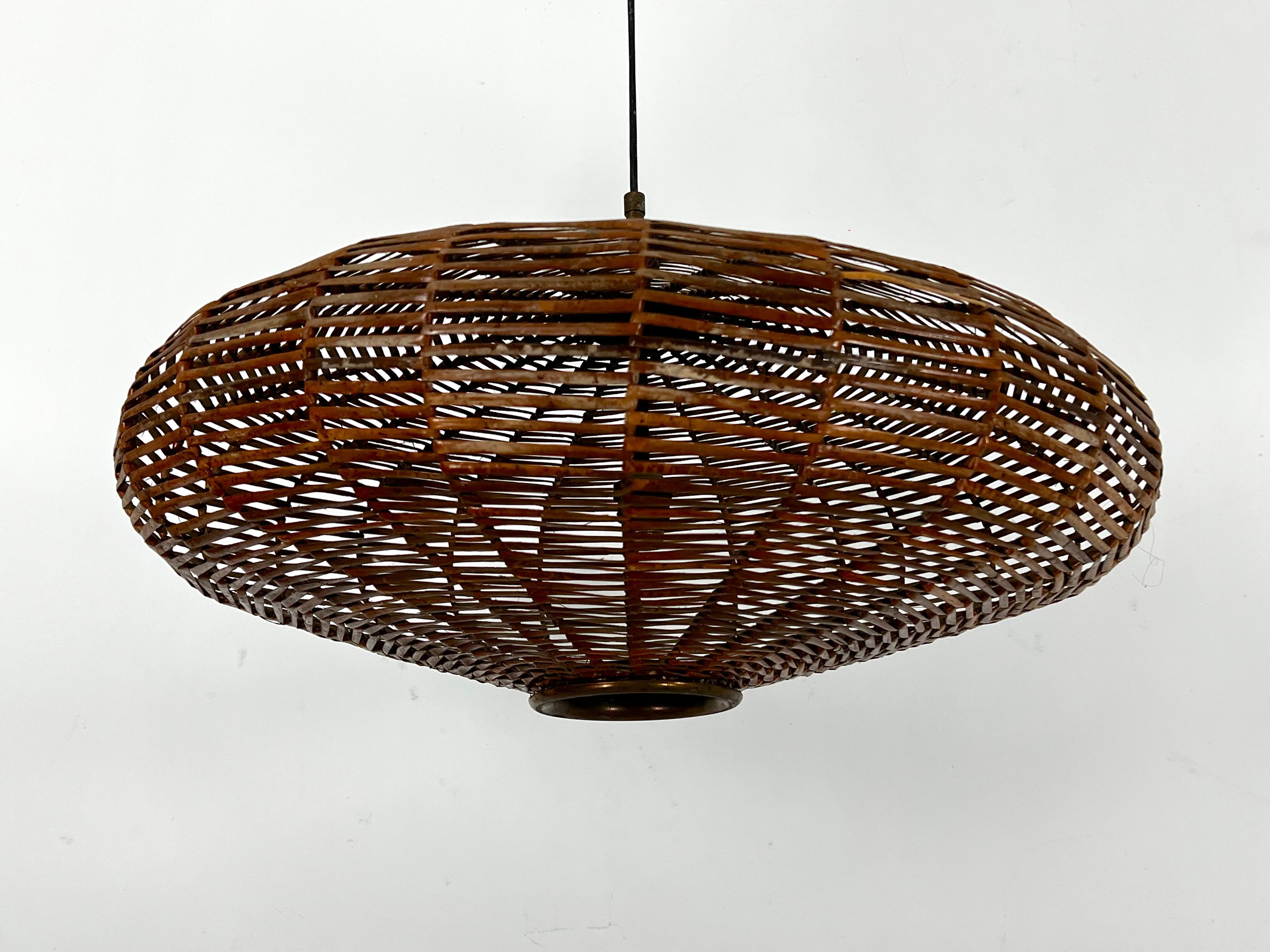 Mid-Century large Italian Rattan and brass chandelier. Italy 1950s In Fair Condition For Sale In Catania, CT