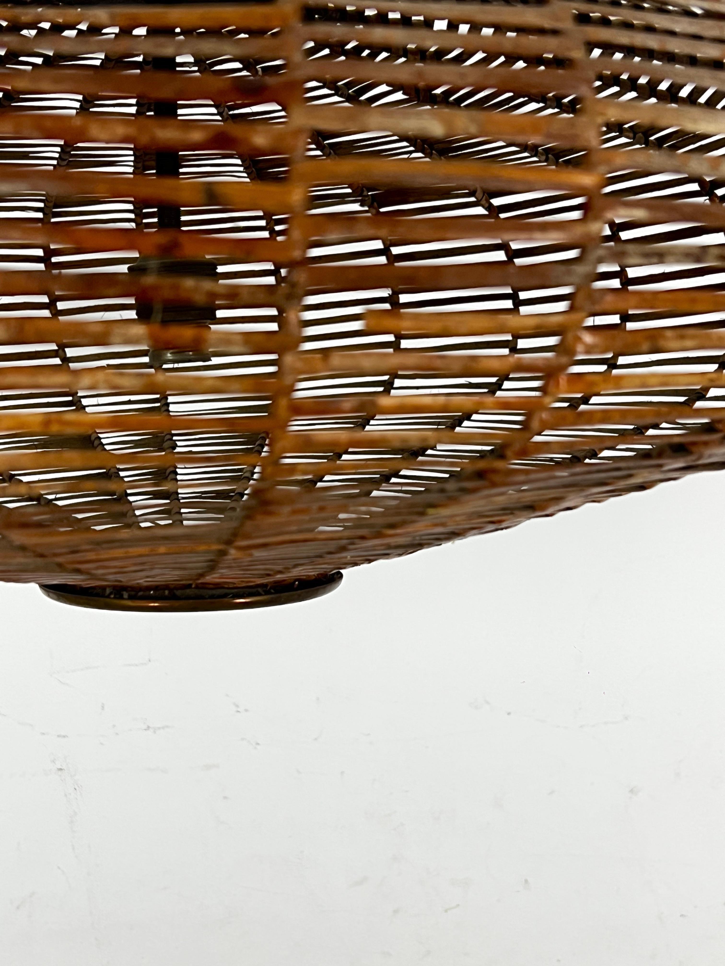 Mid-Century large Italian Rattan and brass chandelier. Italy 1950s For Sale 3
