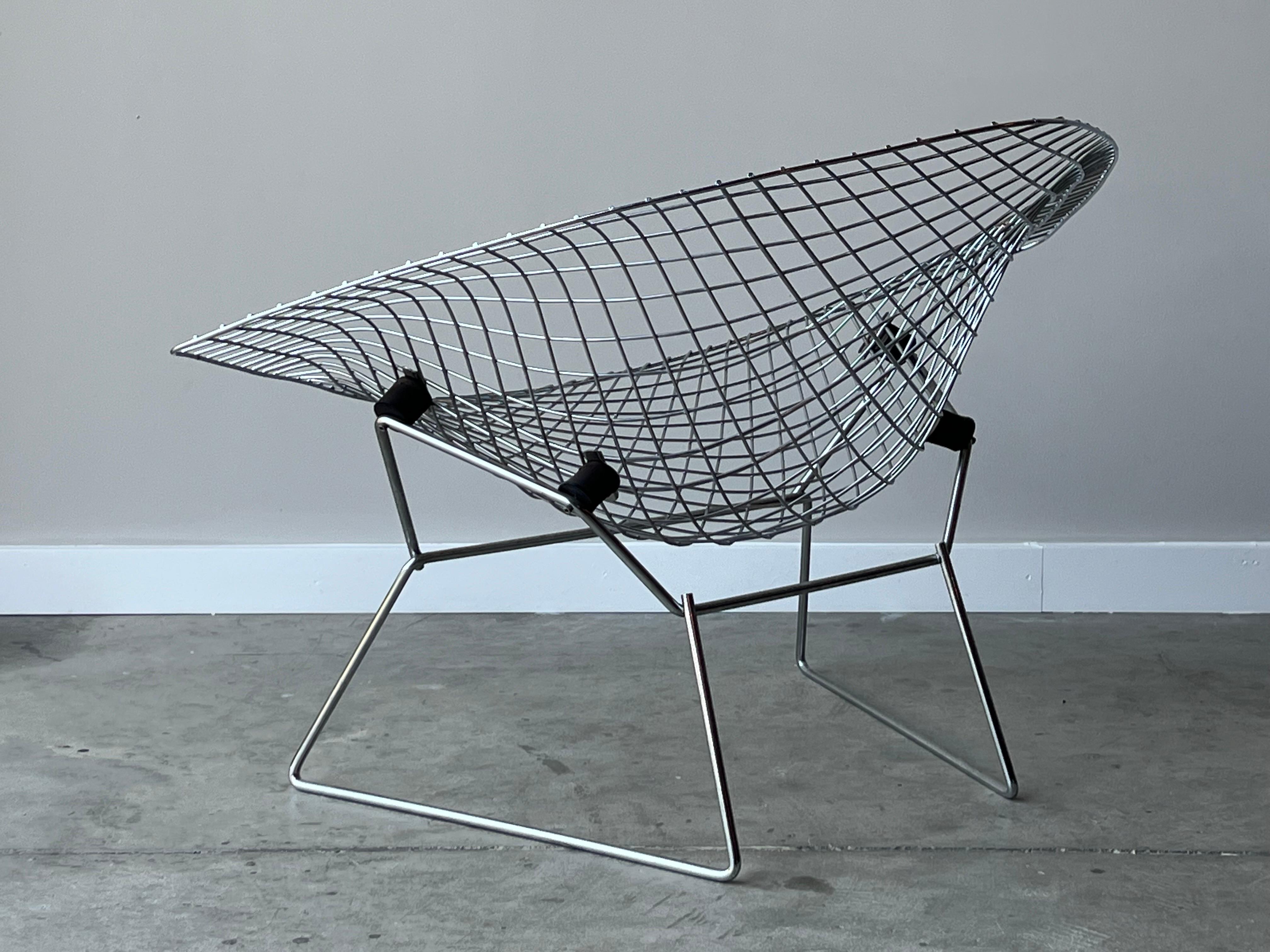 1960’s Large Knoll Diamond bertoia lounge designed by Harry Bertoia. Very comfy with rubber pads allowing this lounge to flex for comfort. Bertoia was known for making great sculptures as well and this chair is not only a great lounge, but it’s a