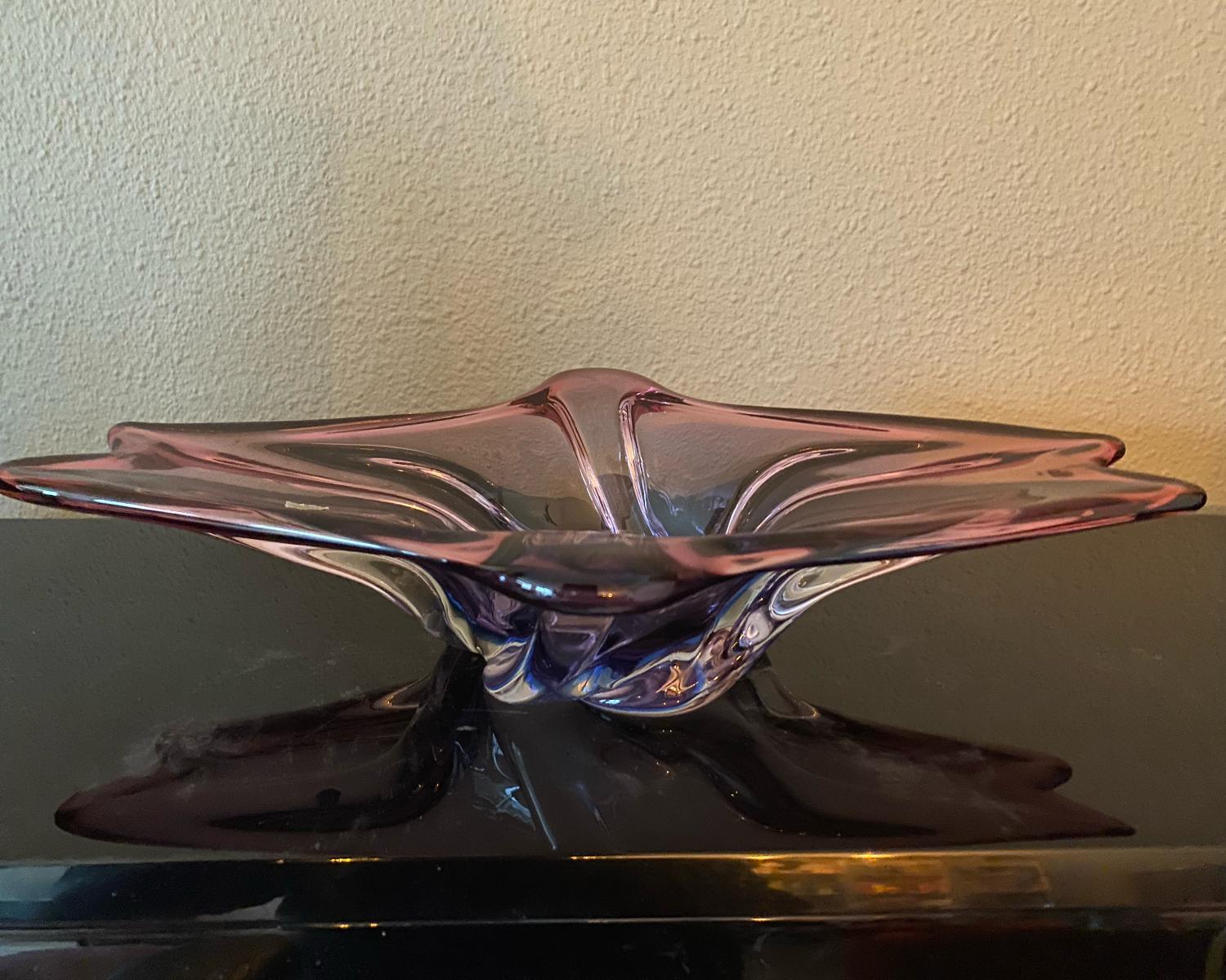 Impresionante frutero de cristal de Murano coloreado con una forma preciosa.
