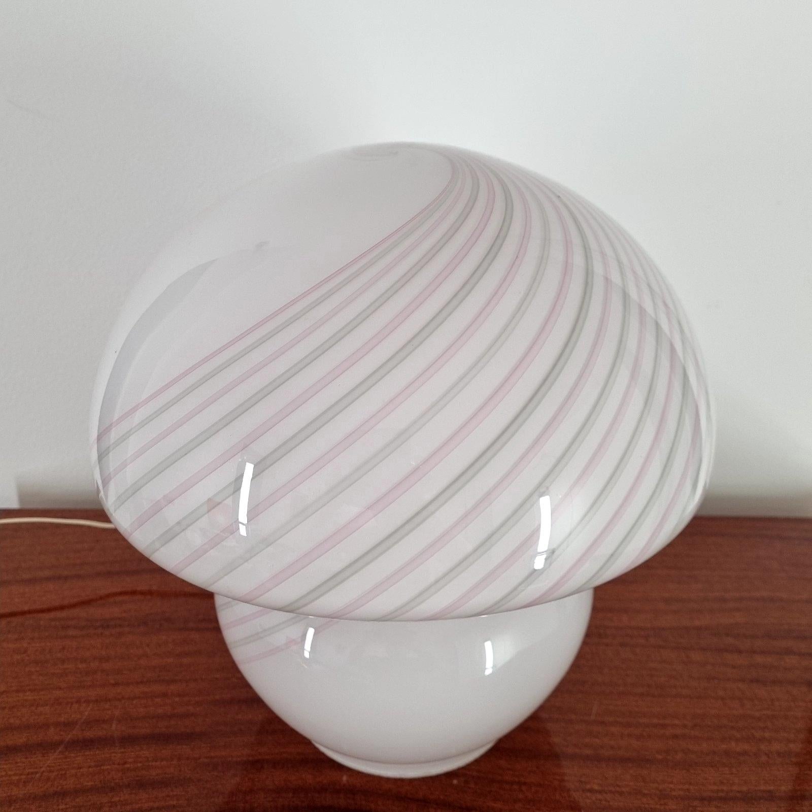 Große Murano-Glaspilz-Tischlampe von Vistosi.
Hergestellt in Italien in den 70er Jahren.

In ausgezeichnetem Zustand.

Benötigt 1 Edison E14 Glühbirne.
