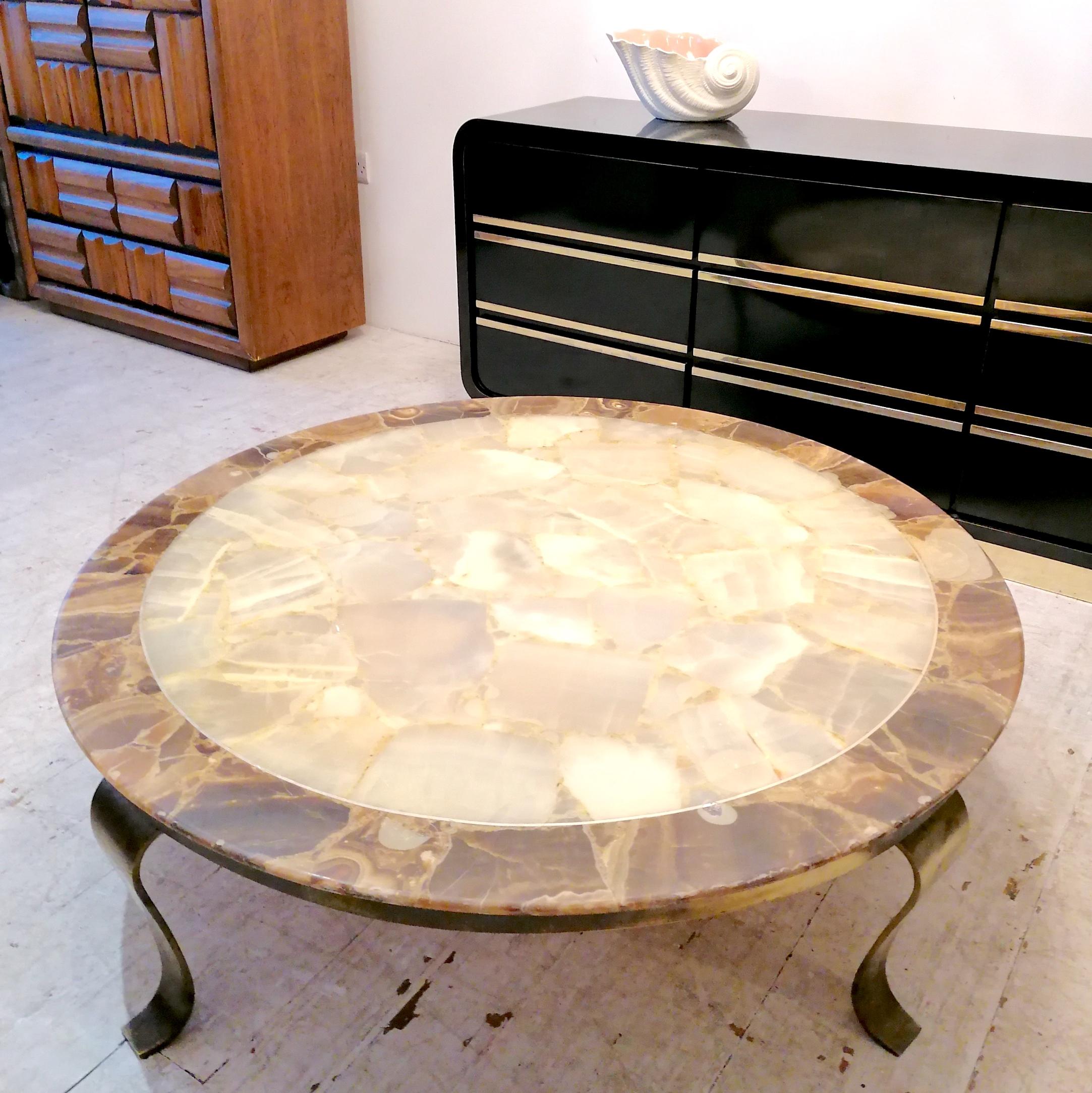 Large rare mid century Mexican lacquered onyx and brass coffee table by Roberto & Mito Block for Muller. This is the largest model, and dates to the late 1960s.
Chunks of beautifully-veined onyx , in a patchwork design, with brass inlay form the