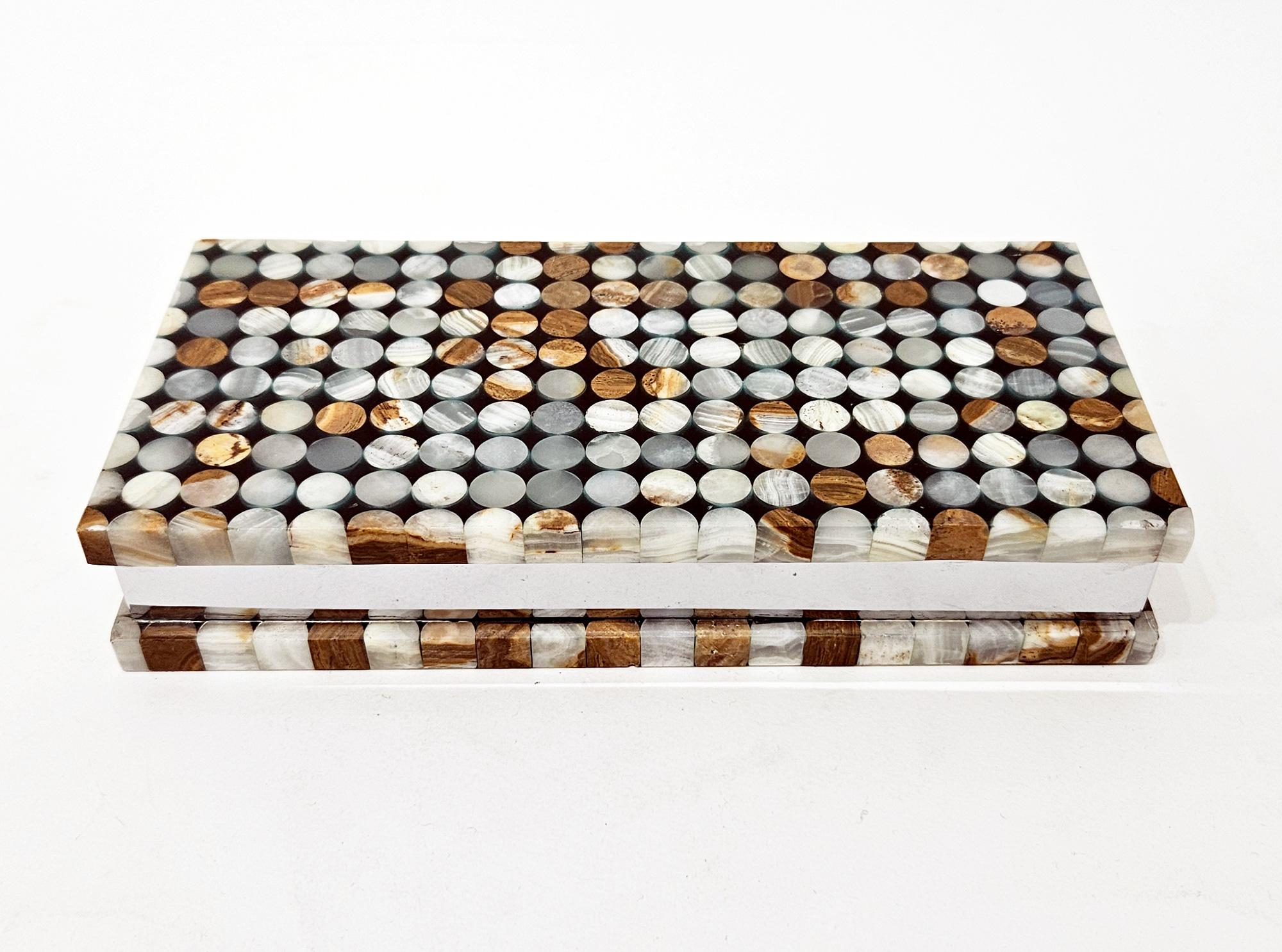 Rarísima y atractiva caja de intarsia de ónice de mediados de siglo, fabricada en Italia hacia 1970. 

Esta hermosa caja se distingue por su diseño único y su gran tamaño. La base y la tapa de la caja están compuestas por hileras de ónice de