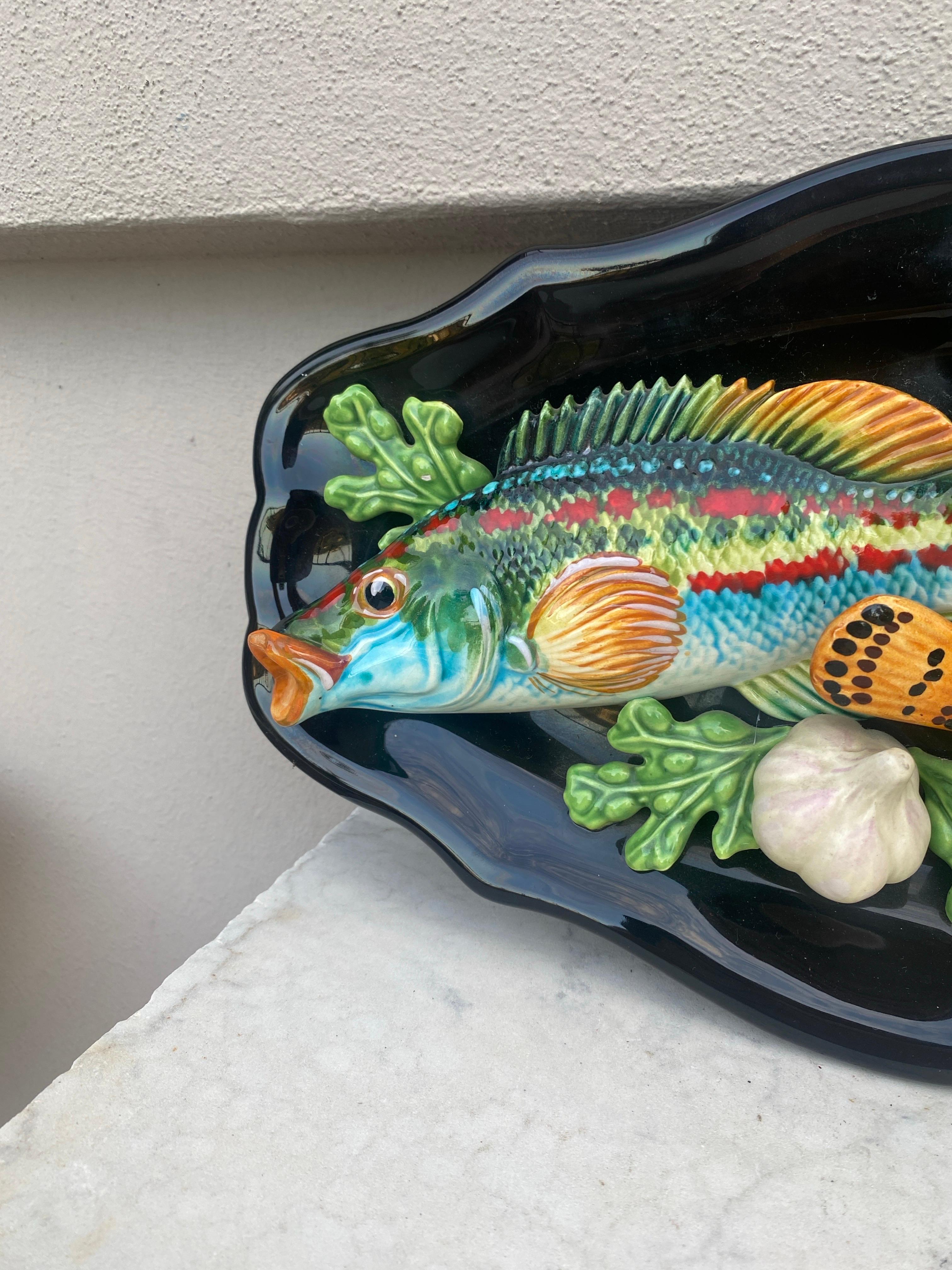 Gran plato ovalado de pared de mayólica de Palissy Vallauris, hacia 1950.
Pescados grandes, langosta, algas, tomate, ajo.
De Provenza, peces del Mediterráneo.
Longitud / 20 pulgadas sobre 9 pulgadas, altura / 2,5 pulgadas.
  