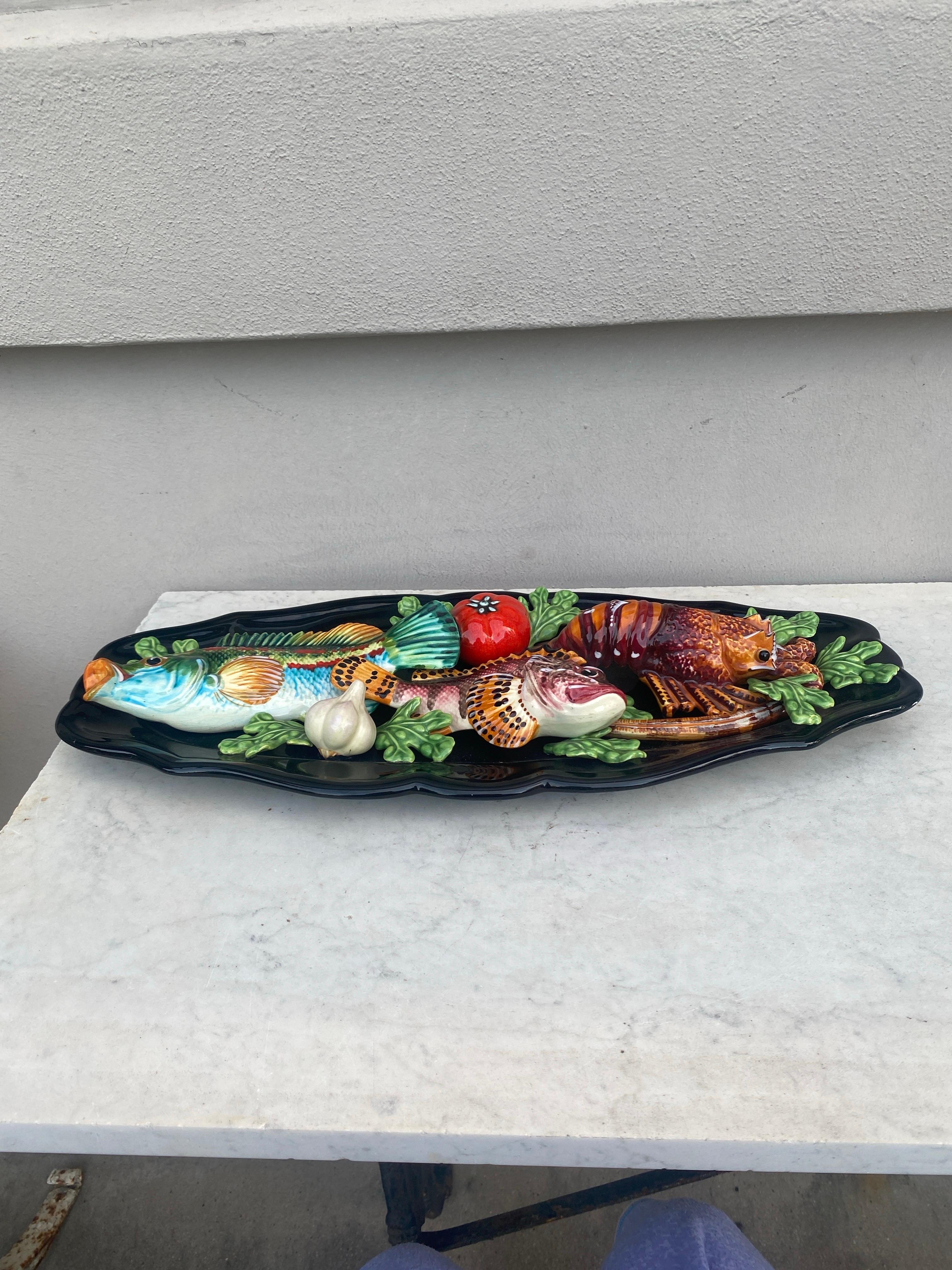 Plato ovalado de pescado y langosta Vallauris de mayólica grande de mediados de siglo en Bueno estado para la venta en Austin, TX