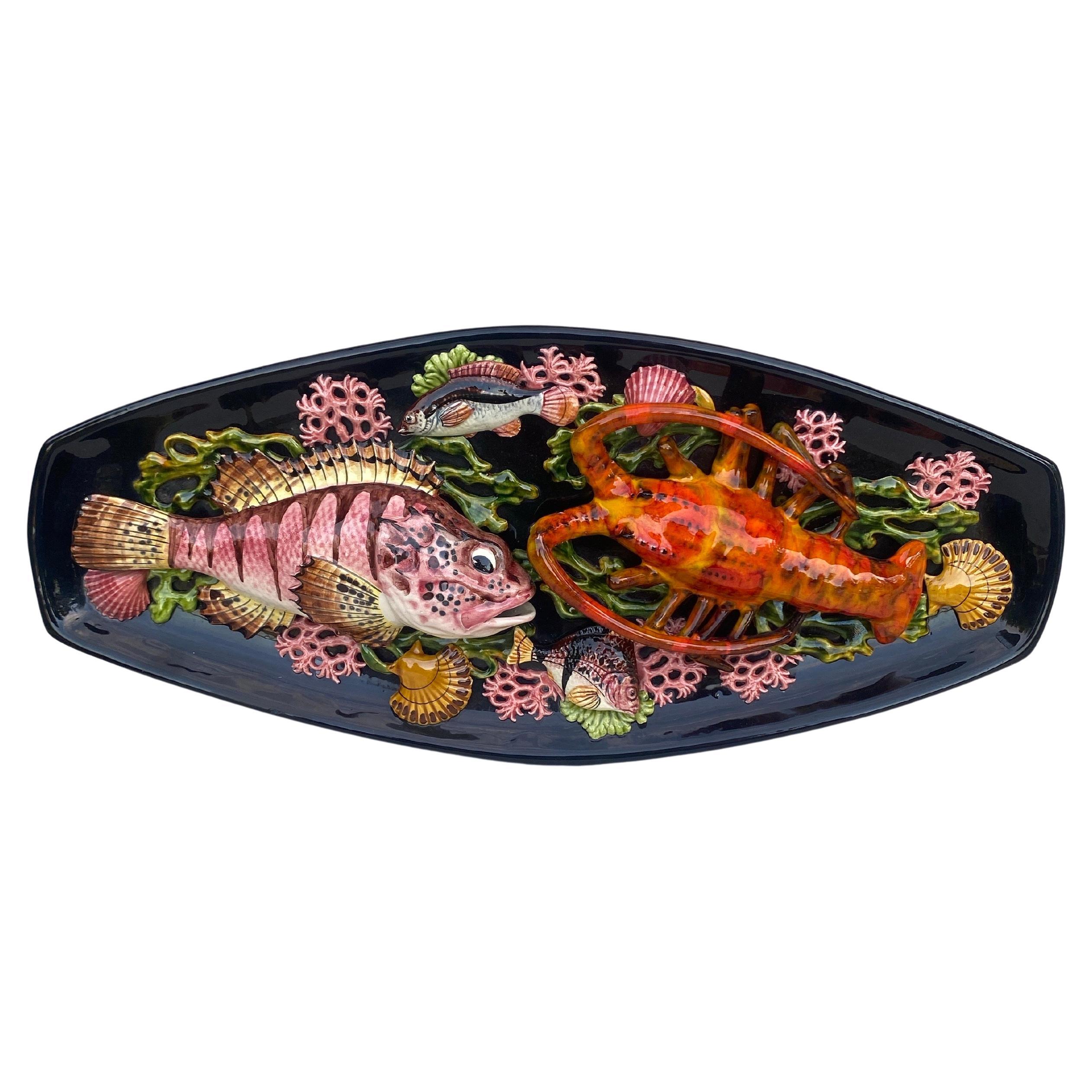 Grande piatto ovale in maiolica Palissy di metà secolo, con pesce e aragosta di Vallauris