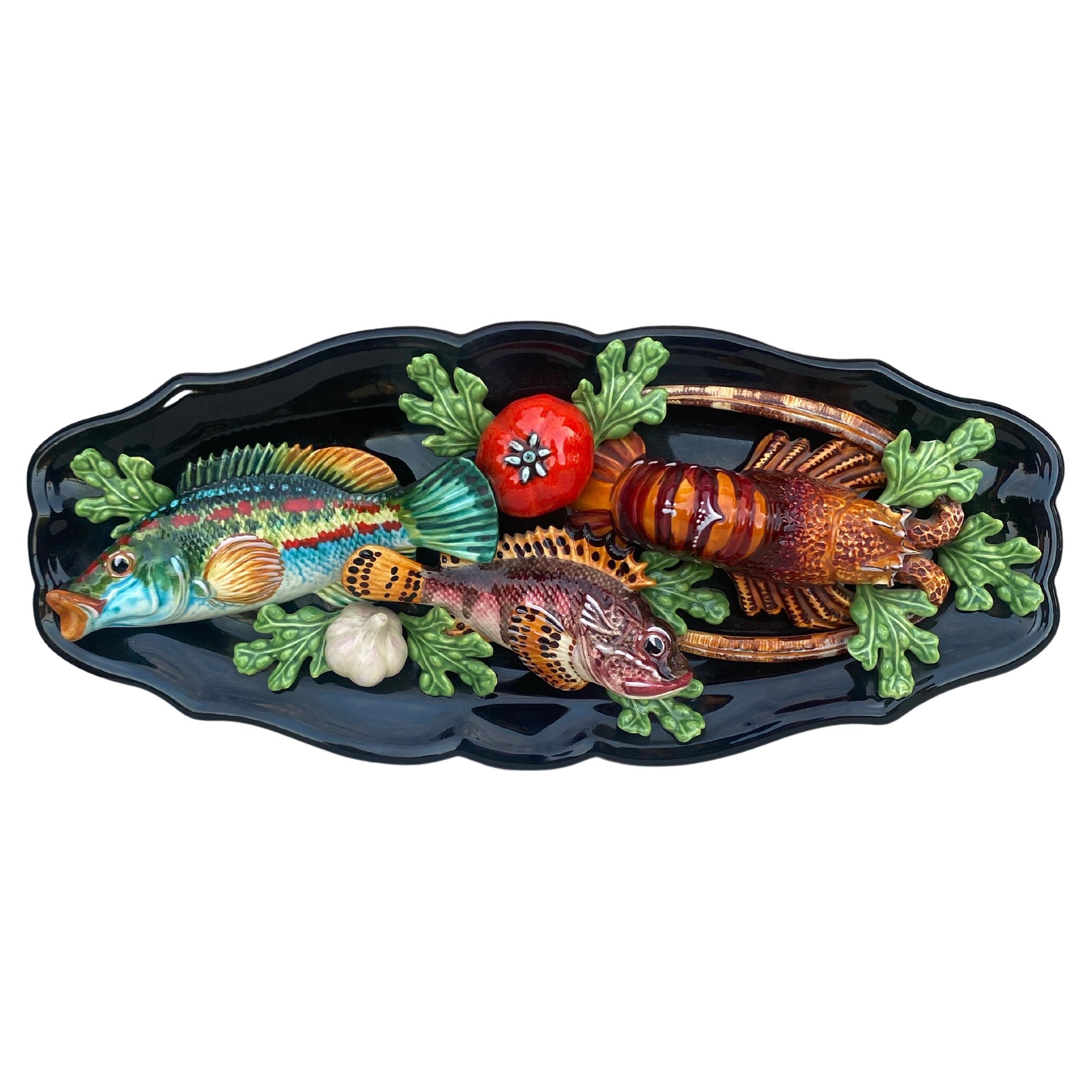 Grande piatto ovale in maiolica Palissy di metà secolo, con pesce e aragosta di Vallauris