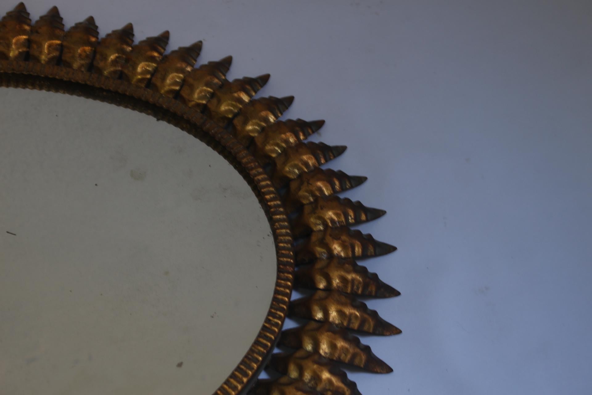 Midcentury Large Oval Sunburst Floral Brass Wall Mirror, 1950s In Good Condition For Sale In Valencia, Valencia