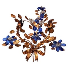 Pareja de candelabros de flores y hojas de tole y cristal de mediados de siglo