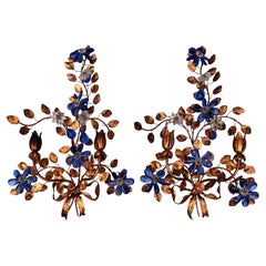 Pareja de candelabros de flores y hojas de tole y cristal de mediados de siglo