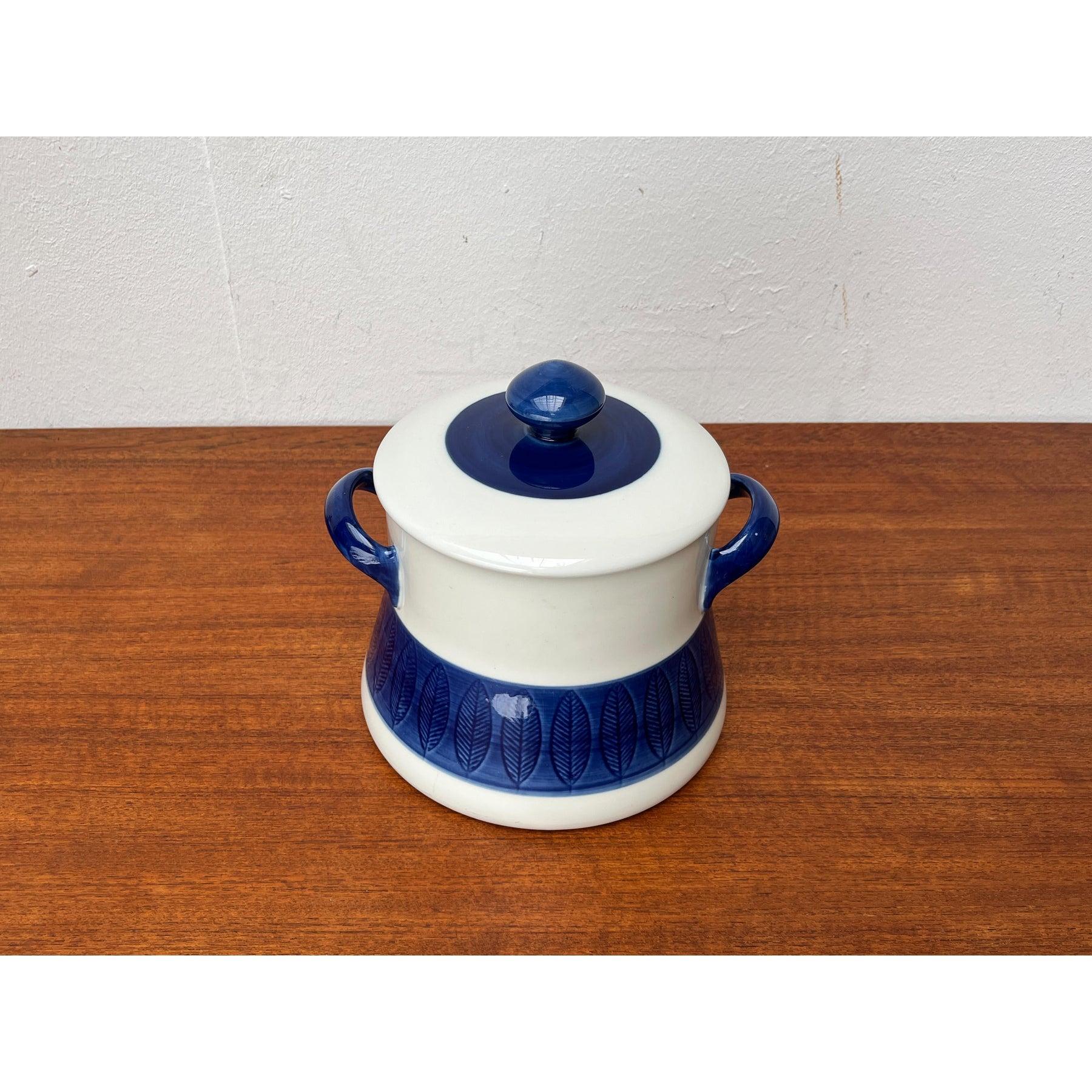 Schwedische Topfdeckelterrine Koka Blue Bla Series von Hertha Bengtson für Rörstrand, 1950er Jahre, in sehr gutem Zustand. Entworfen 1950 bis 1959 Dieses Stück hat eine Zuordnungsmarke.

Zusätzliche Informationen:
MATERIALIEN: Keramik
Farbe:
