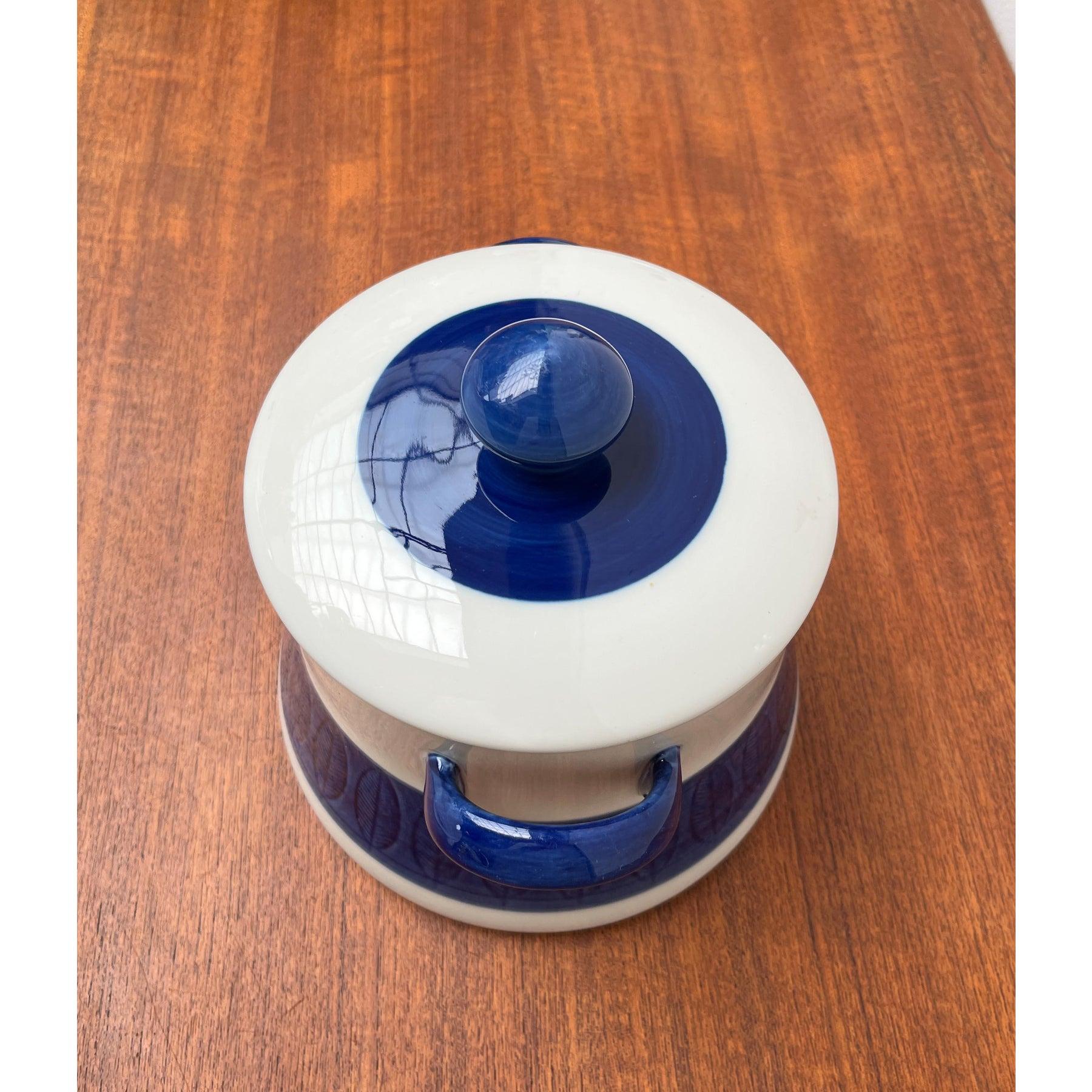 Großer Topfdeckel aus der Mitte des Jahrhunderts Terrine Koka Blau Bla Serie von Hertha Bengtson, 1950er Jahre (Keramik) im Angebot