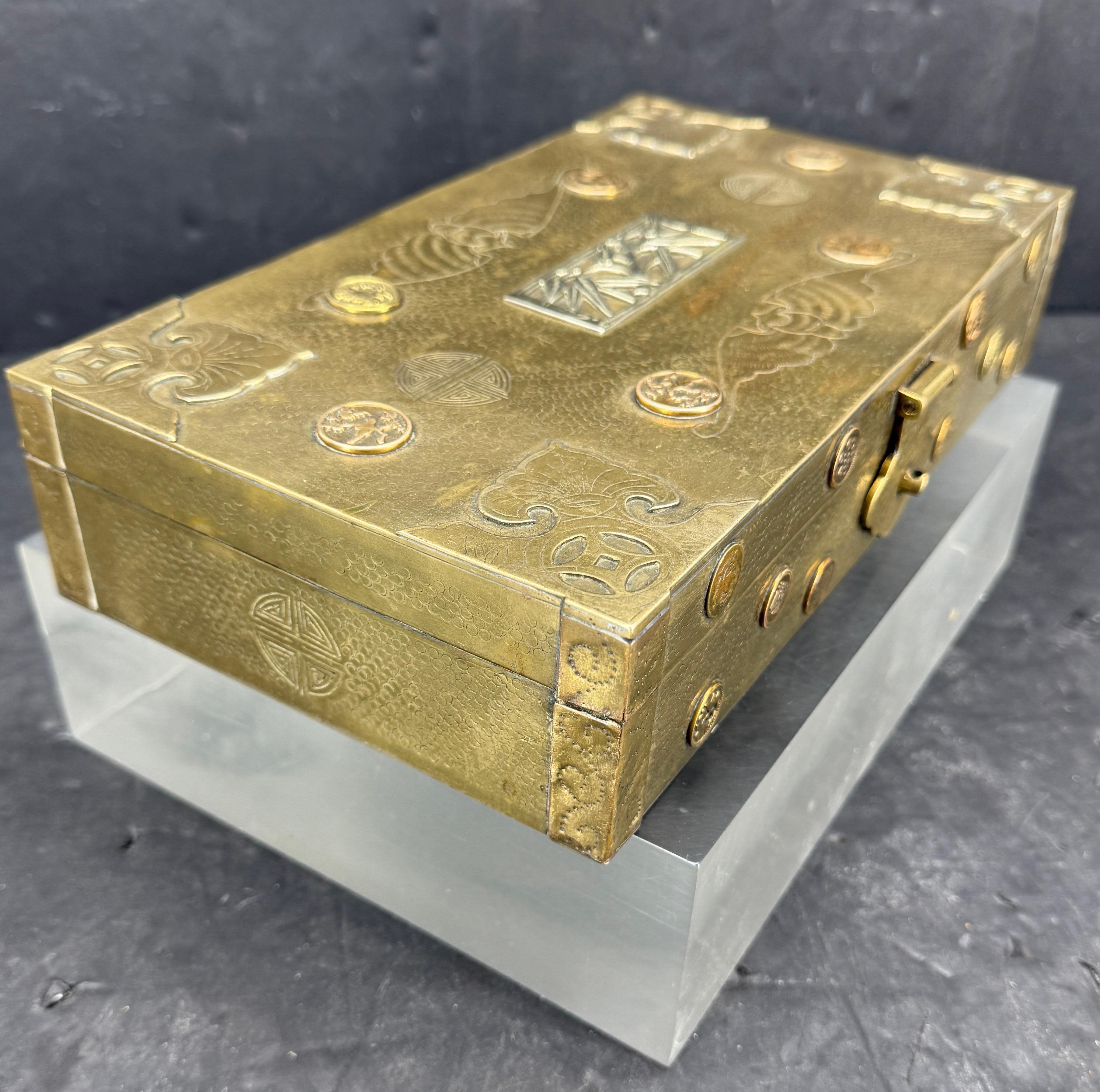 Mid-Century Large Rectangular Brass Jewelry Box, 1950er Jahre (Chinesisch) im Angebot