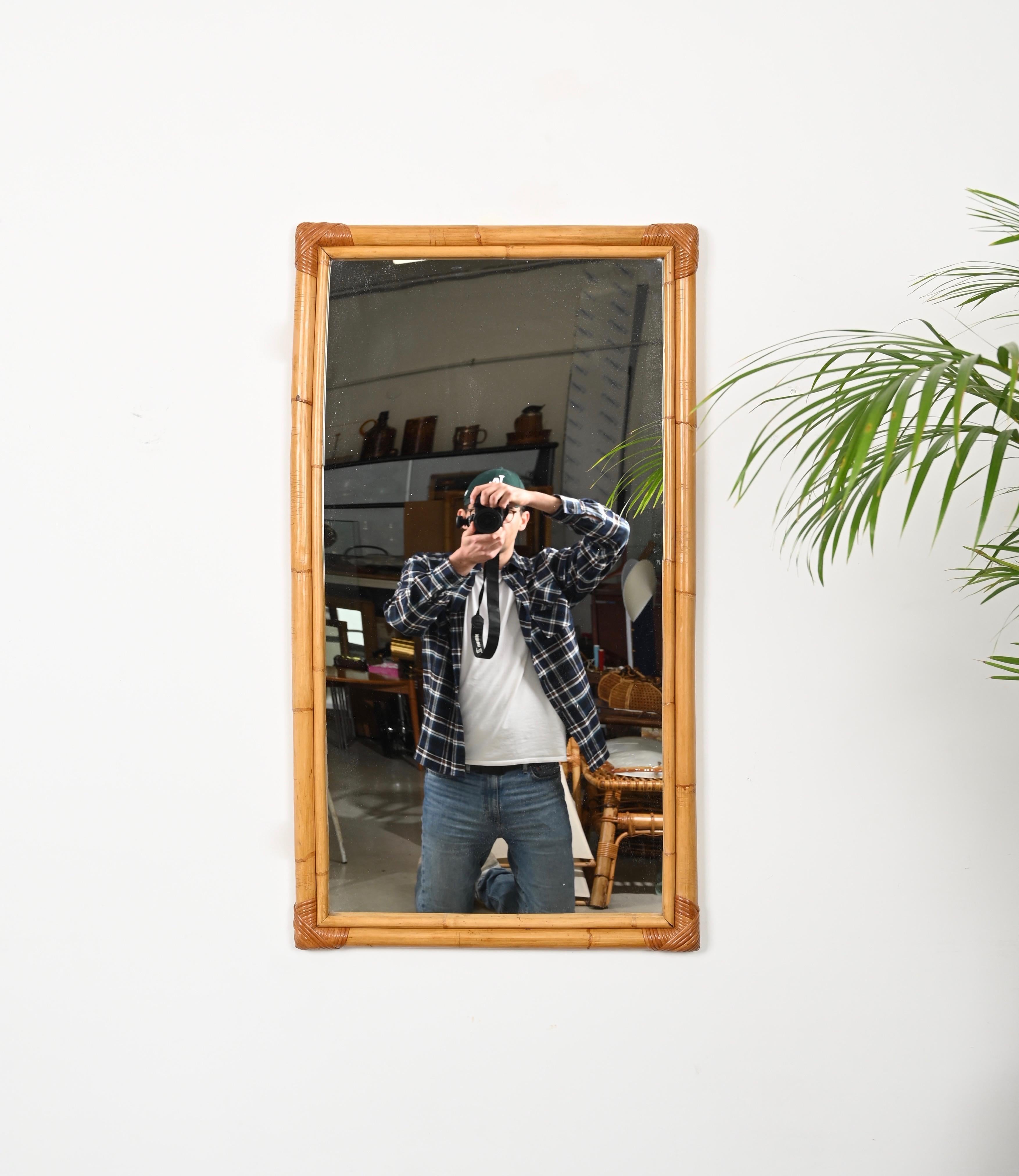 Schöner rechteckiger Spiegel aus der Mitte des Jahrhunderts, komplett aus Bambus und handgeflochtenem Rattangeflecht. Dieser herrliche organische Spiegel wurde in den 1970er Jahren in Italien hergestellt.

Der Spiegel  verfügt über einen großen