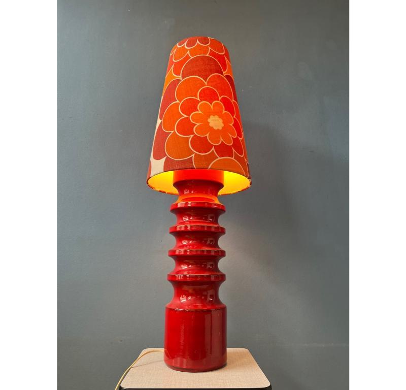  Mid Century Large Red Space Age Flower Ceramic Table Lamp, 1970s In Excellent Condition For Sale In ROTTERDAM, ZH