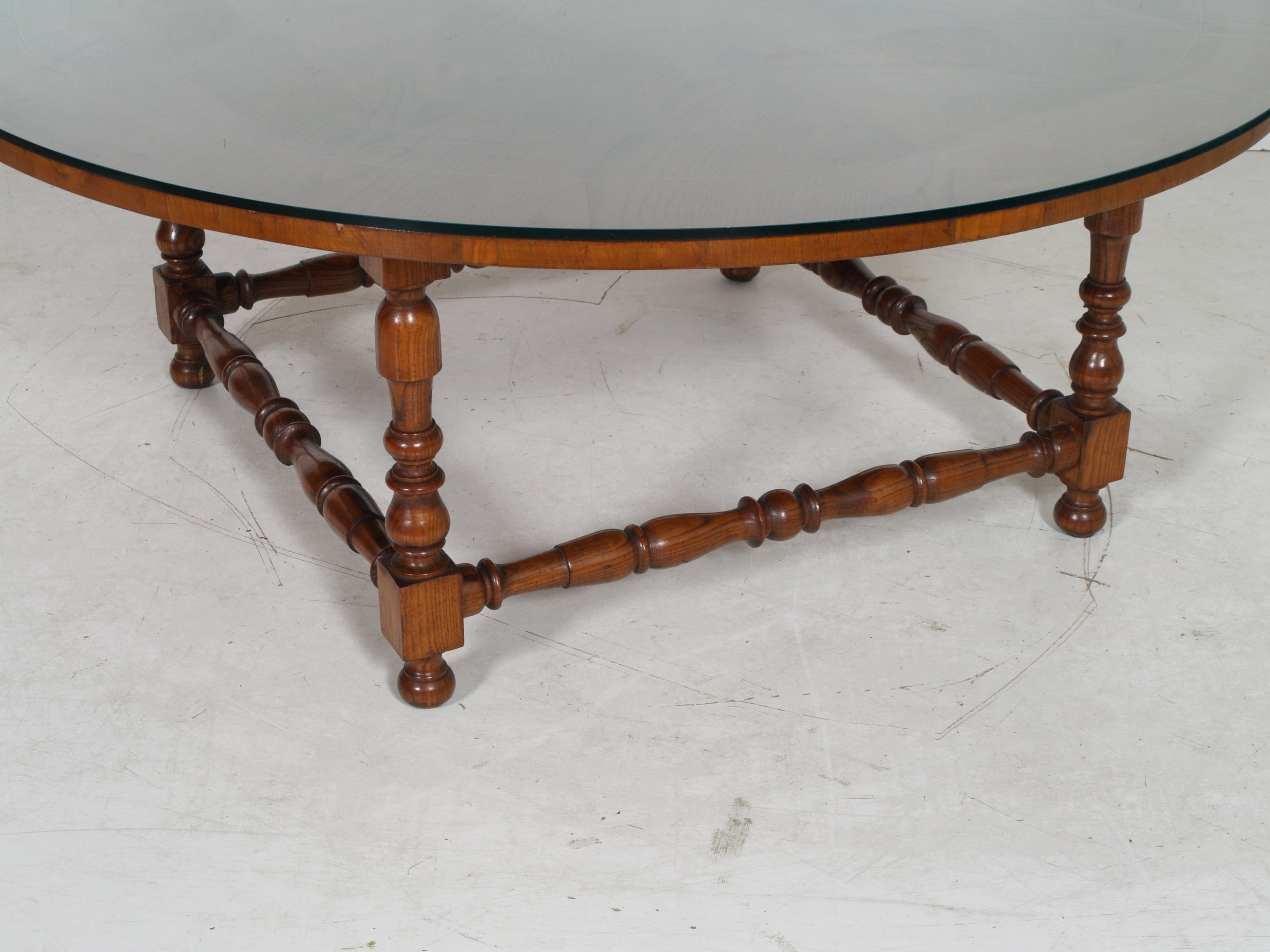 Italian Mid-Century  Coffee Round Centre Table in Turned Walnut  and Veneered Walnut Top For Sale