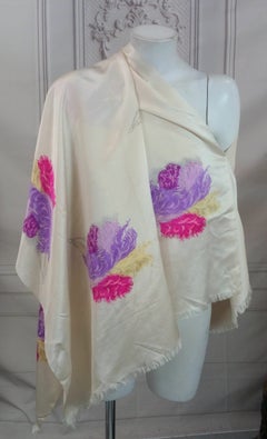 Großer Satin-Schal aus der Mitte des Jahrhunderts, mit Straußenfächer-Motiven
