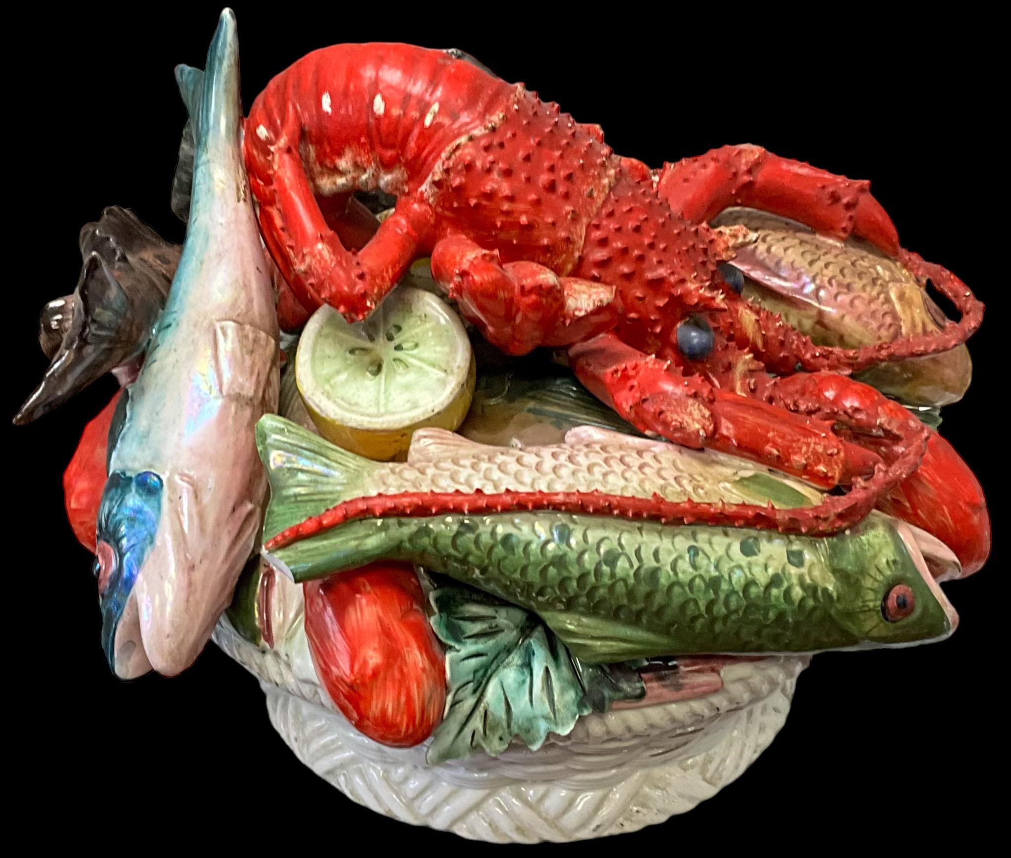 C'est une pièce amusante ! Il s'agit d'une grande soupière italienne en terre cuite pour homards et poissons. Il a une coloration vive et éclatante ! La soupière comprend également une pléthore de poissons et de laitues. Le fond est doublé de