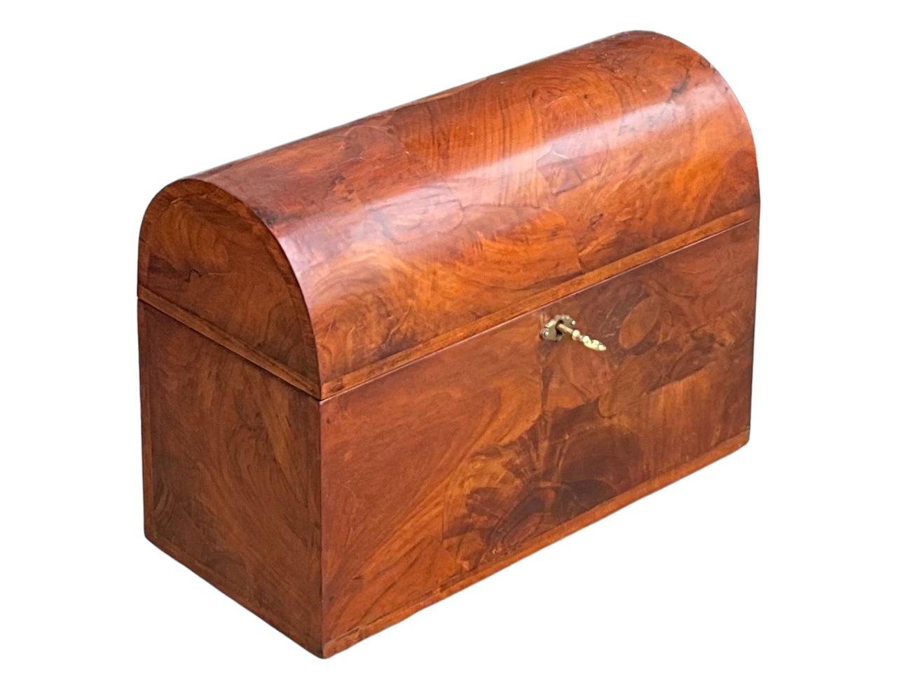 Mid-Century Large Scale Neo-Classical Style Domed Burlwood Italian Box (Italienisch) im Angebot