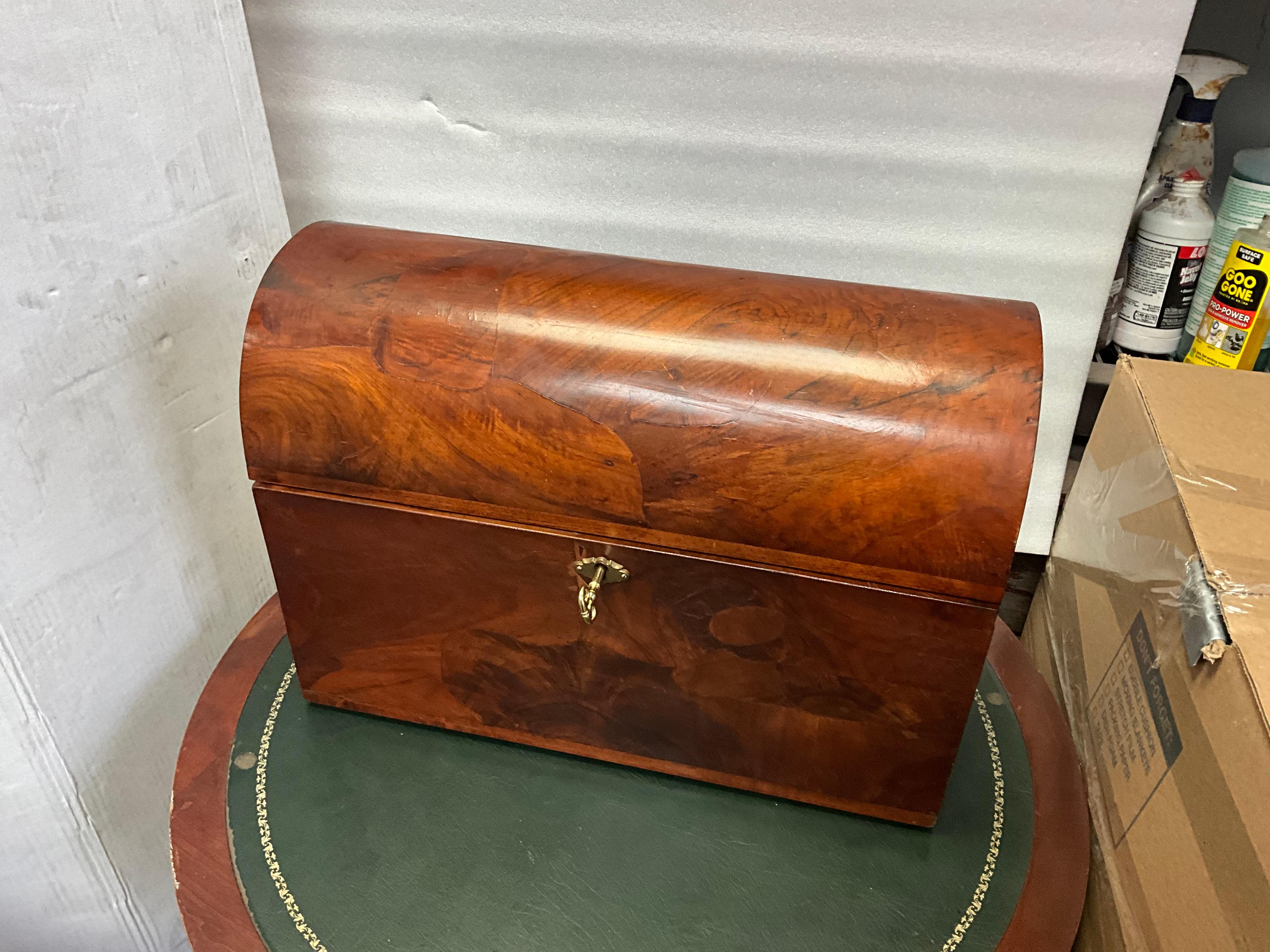 Mid-Century Large Scale Neo-Classical Style Domed Burlwood Italian Box im Zustand „Gut“ im Angebot in Kennesaw, GA