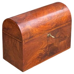 Caja italiana de madera de burl abovedada de estilo neoclásico a gran escala de mediados de siglo