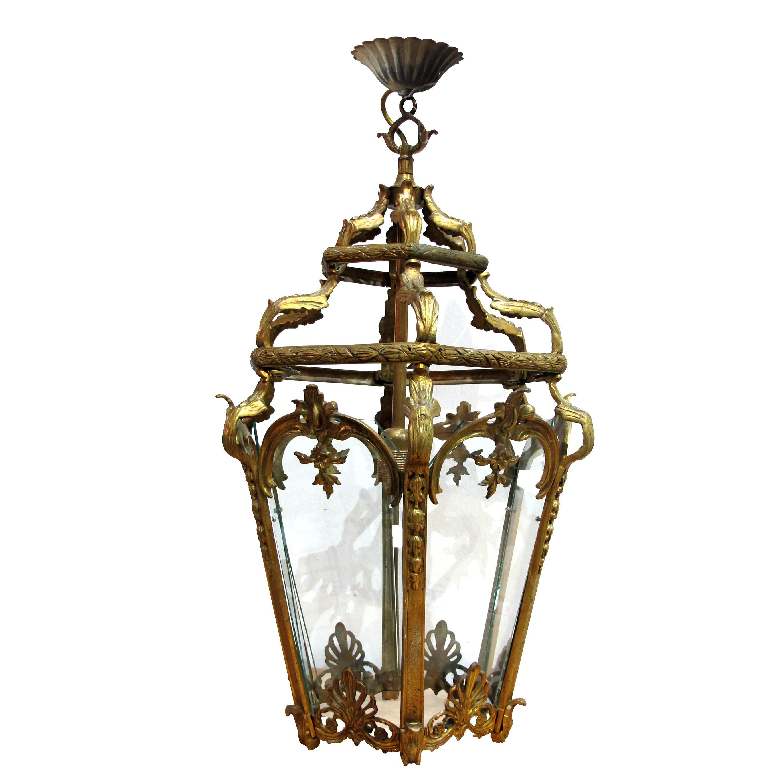 This splendid mid-century lantern pays homage to the Louis XV era, a period celebrated for its ornate design and lavish aesthetics. With its graceful curves, intricate detailing, and a nod to rococo extravagance, it captures the essence of