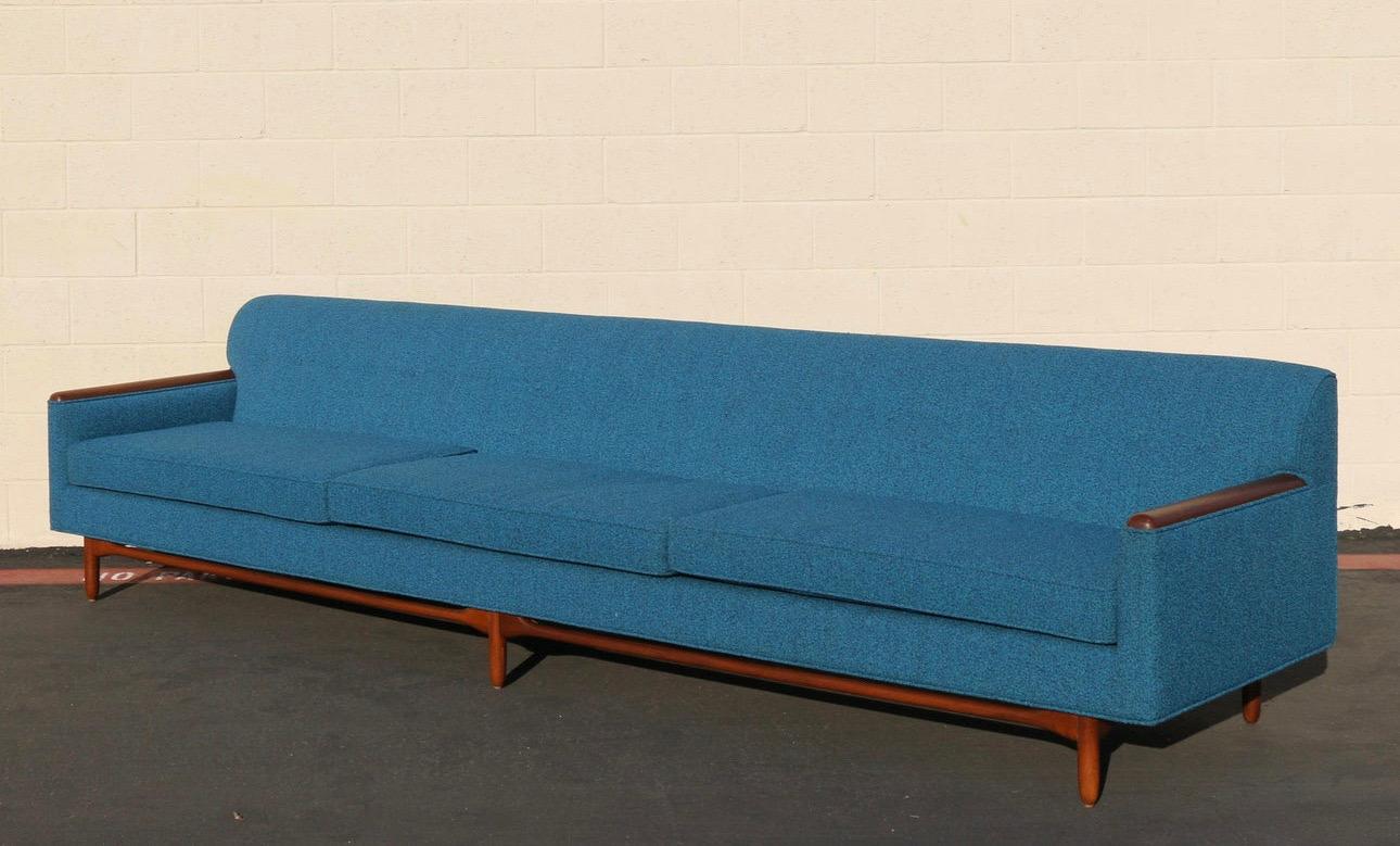 Mid-Century Modern Grand canapé du milieu du siècle en vente