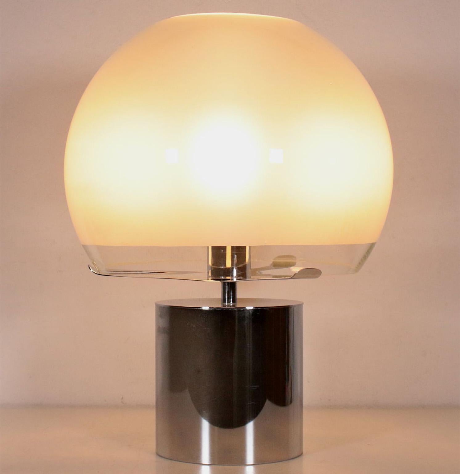 Monumental and fine table lamp designed in 1966 by the famous architect Luigi Caccia Dominioni for Azucena Manufacture; modello LTA6 “Porcino”
The Chromed brassstrcture holds the large and beautiful glass reflector. ( 45 cm diemeter!)
The switch