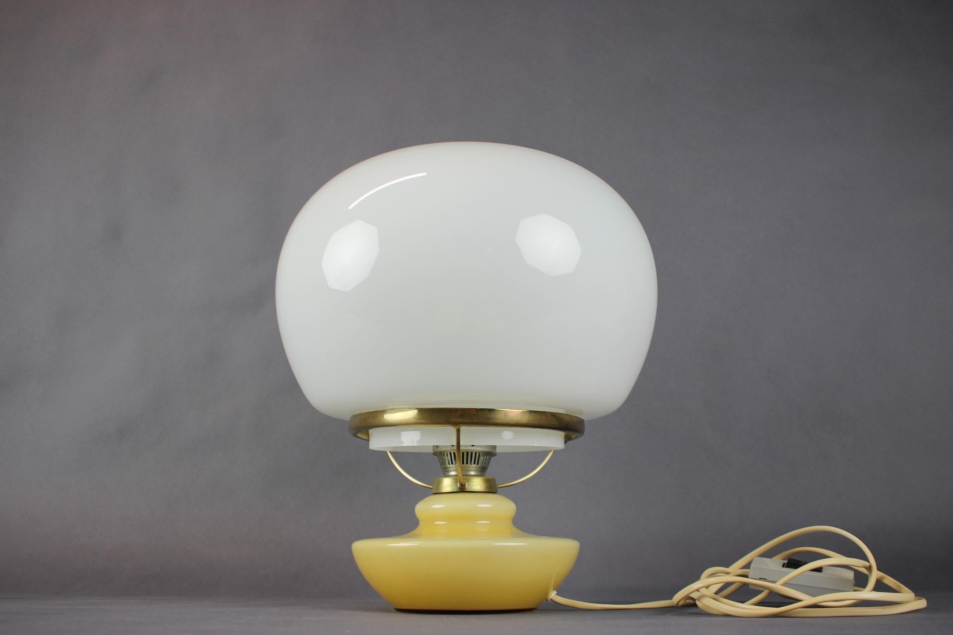 - Große Tischlampe aus der Mitte des Jahrhunderts aus Valašské Meziříčí, Tschechoslowakei, 1960er Jahre,
- aus Messing und Glas,
- weist Gebrauchs- und Altersspuren auf (Kratzer, etc.etc.),
- in gutem Originalzustand.