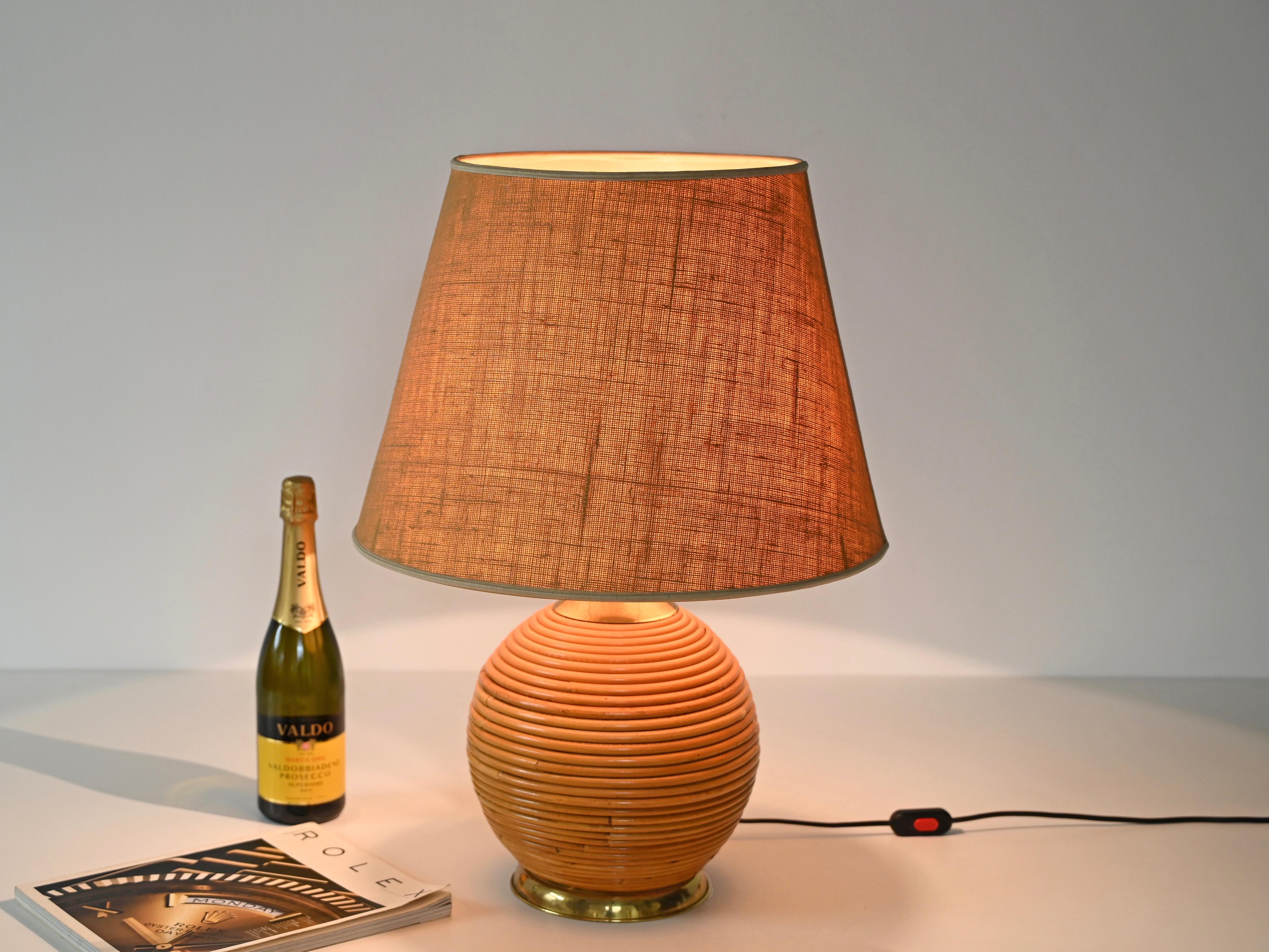 Superbe lampe de table midcentury entièrement réalisée en rotin courbé et laiton avec abat-jour en chanvre cotonisé. Cette charmante et unique lampe de table organique a été conçue par Vivai del Sud et produite en Italie dans les années