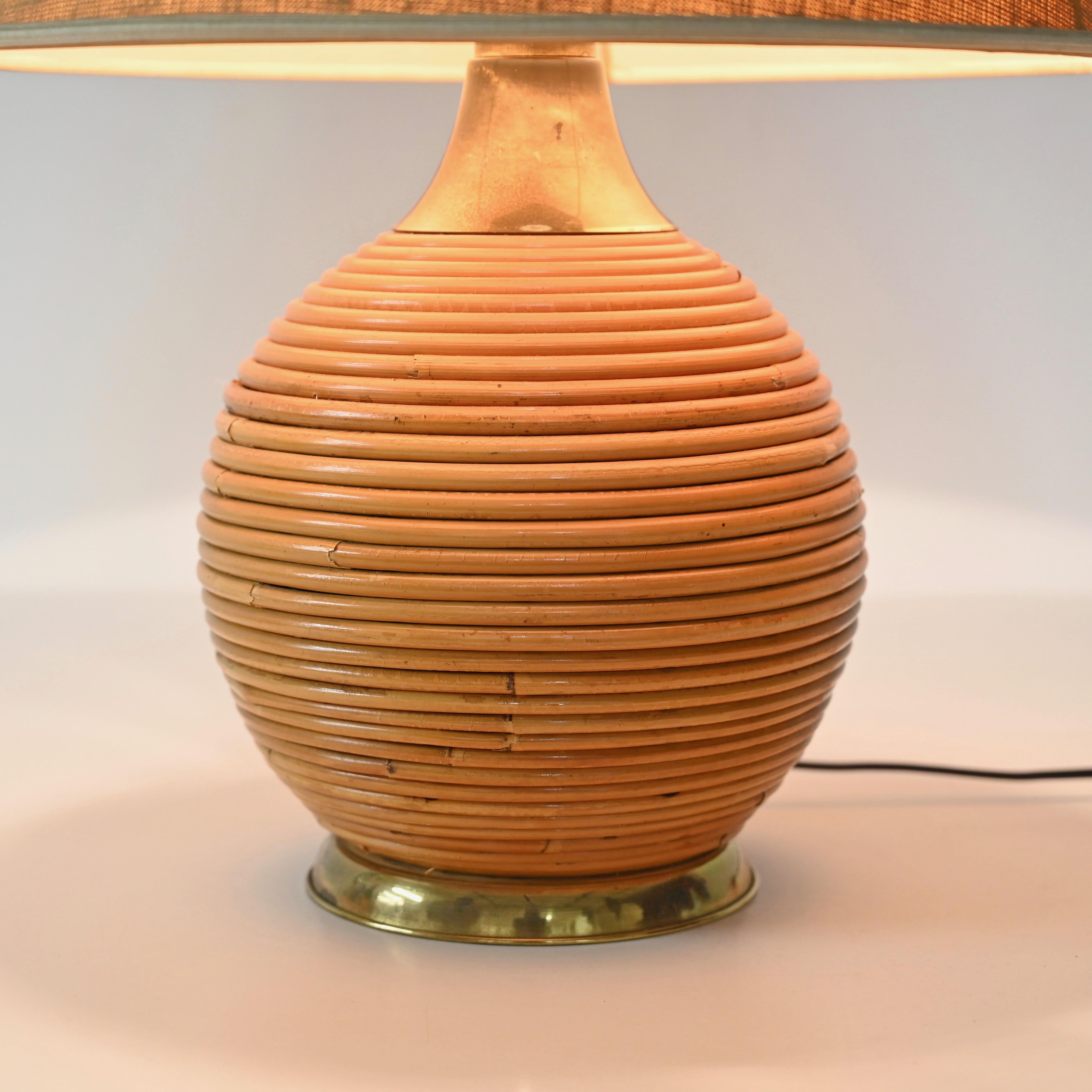 Fait main Grande lampe de table du milieu du siècle en rotin et laiton par Vivai del Sud, Italie 1970 en vente