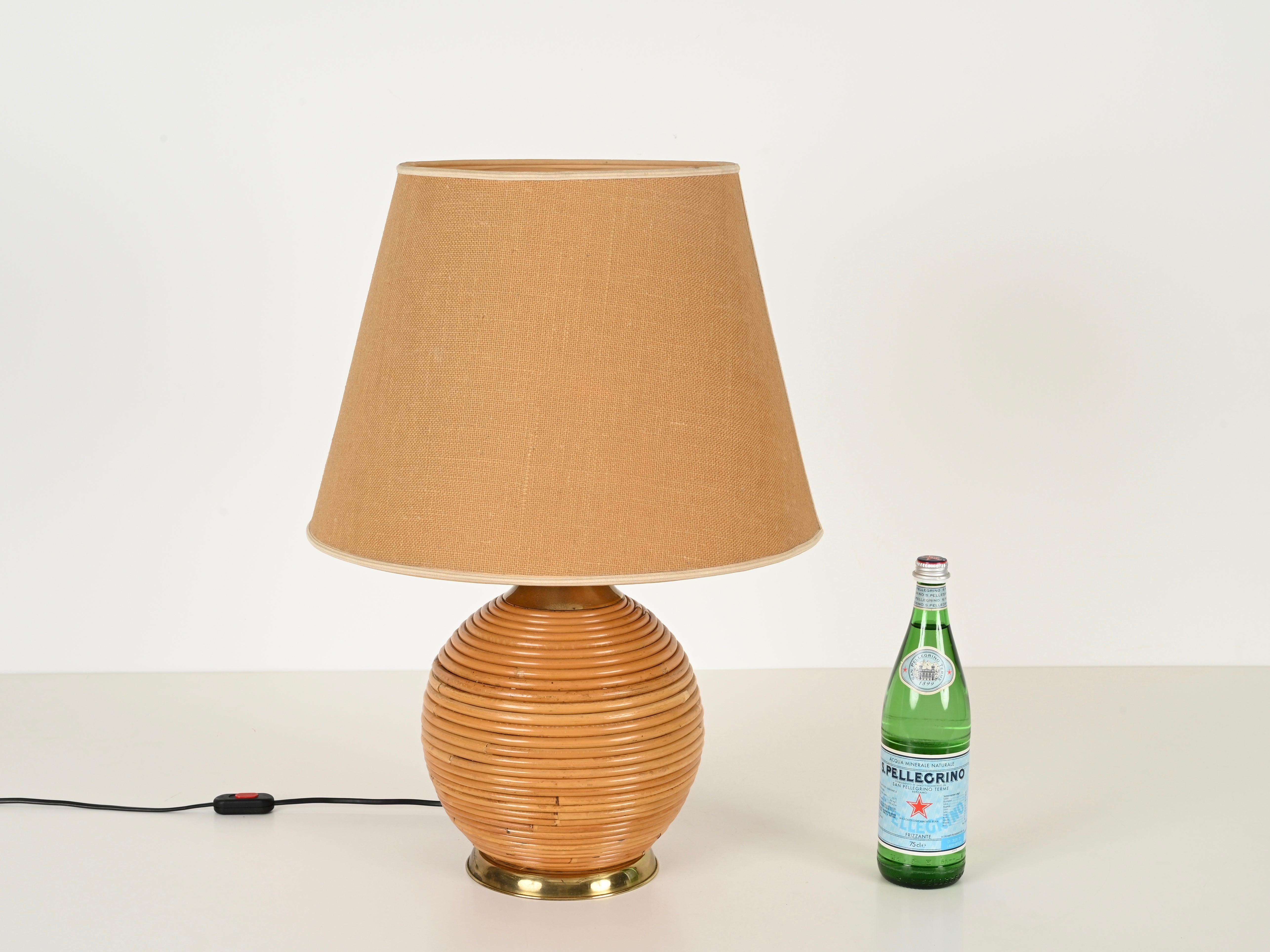 Grande lampe de table du milieu du siècle en rotin et laiton par Vivai del Sud, Italie 1970 Bon état - En vente à Roma, IT