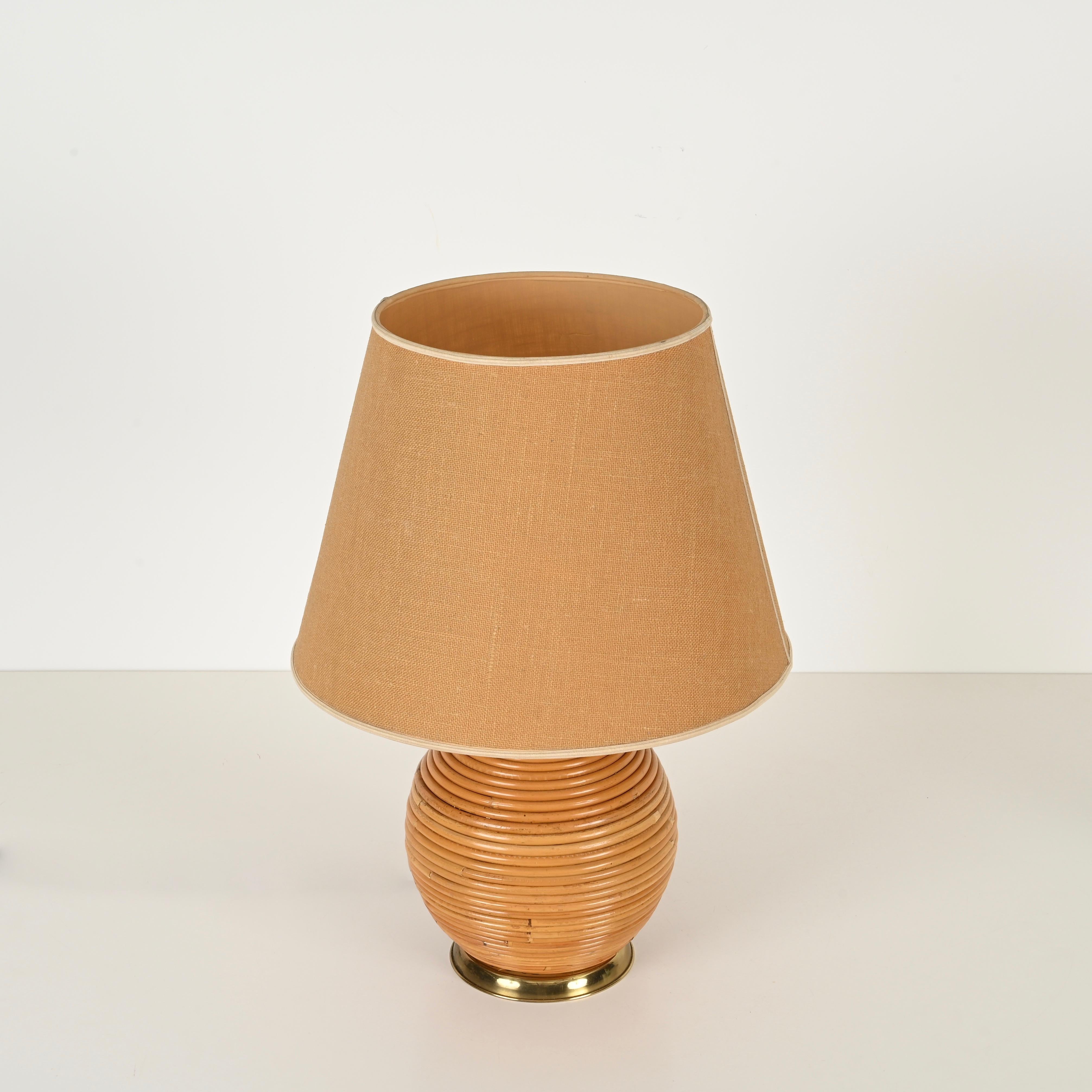 20ième siècle Grande lampe de table du milieu du siècle en rotin et laiton par Vivai del Sud, Italie 1970 en vente