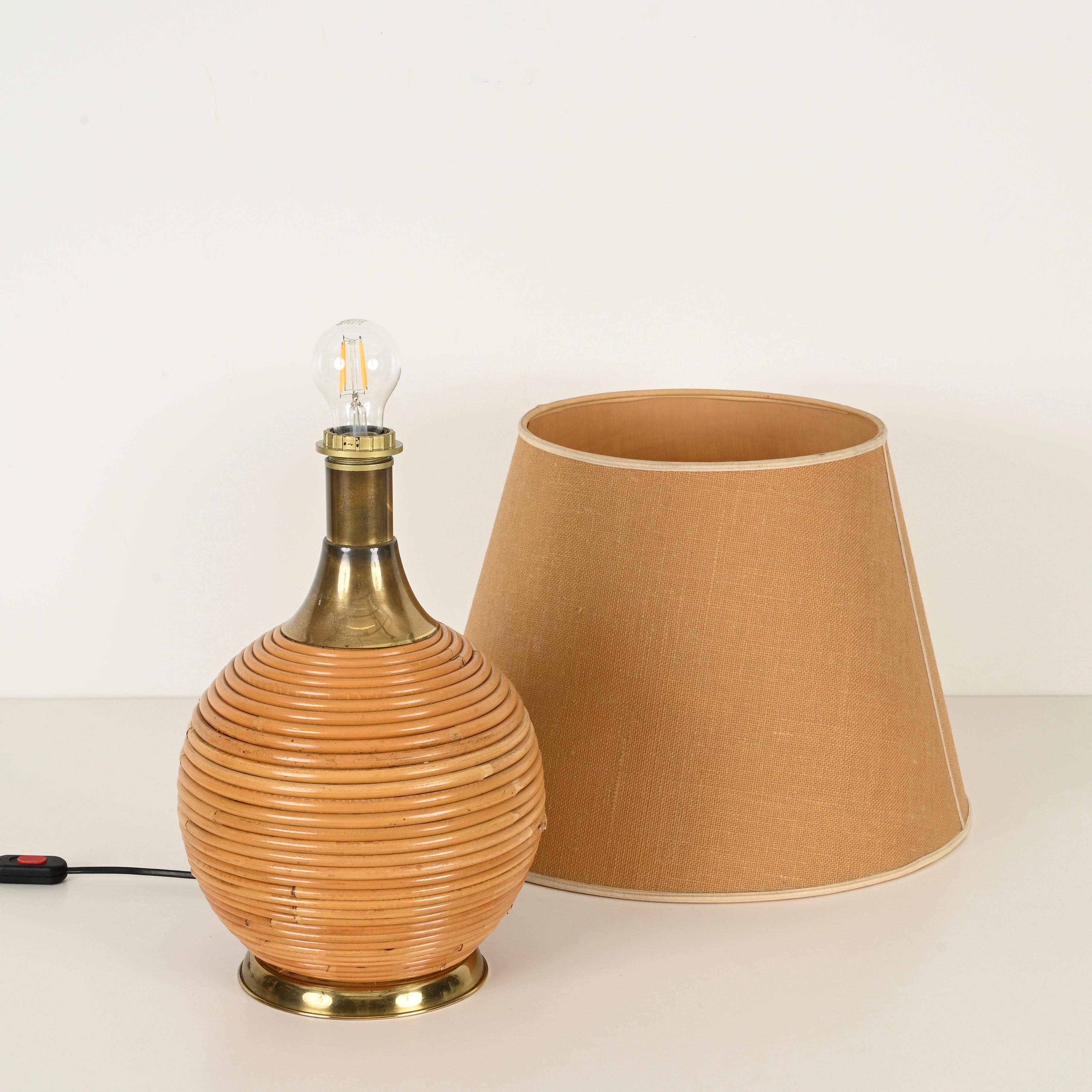 Métal Grande lampe de table du milieu du siècle en rotin et laiton par Vivai del Sud, Italie 1970 en vente