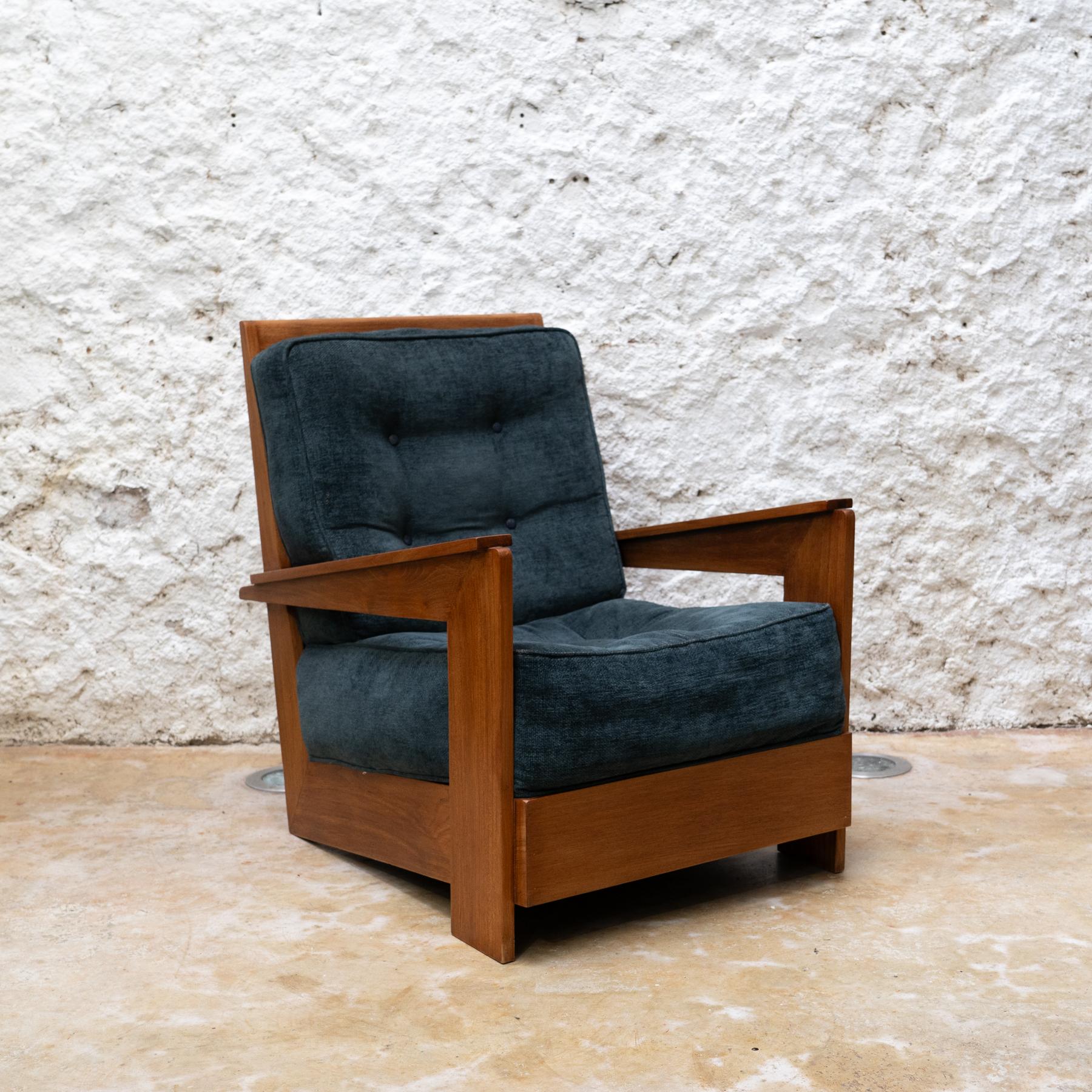 Grand fauteuil en teck du milieu du siècle, Espagne, vers 1960

Designer : Inconnu

Origine : Espagne

Matériau : Bois de teck massif

Époque : Circa 1960

Condit : Etat d'origine avec une légère usure due à l'âge et à l'utilisation, préservant une