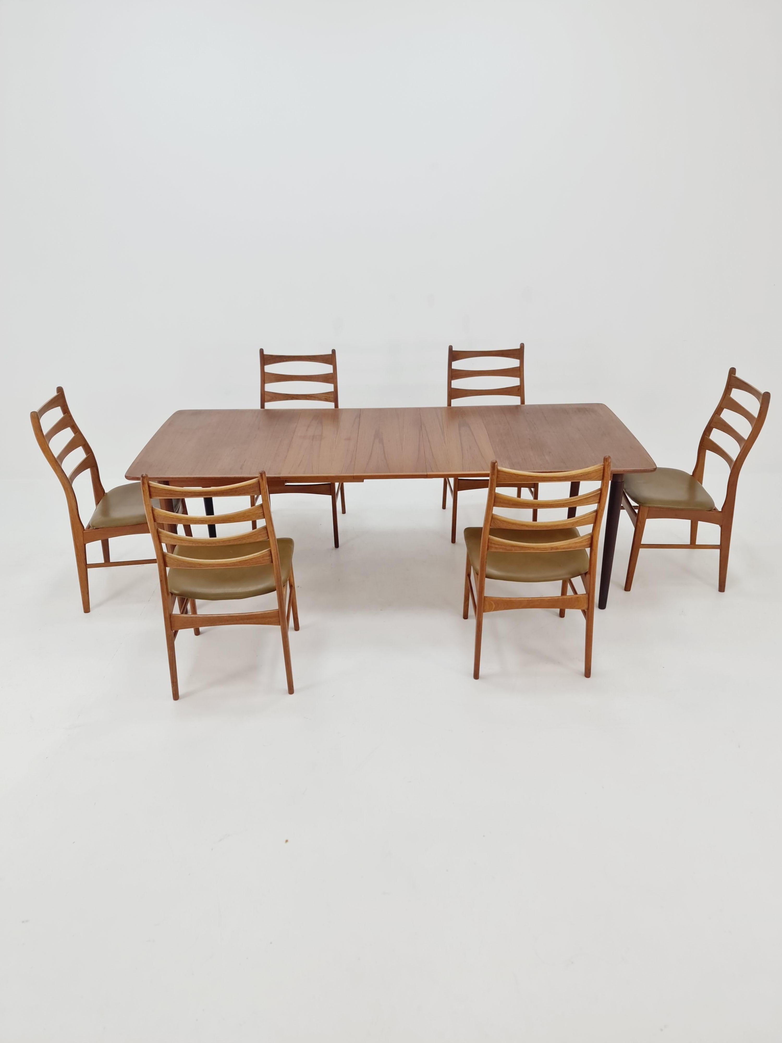 MId Century Large  Table de salle à manger en teck par Gustav Bahus , Norvège , années 1960

La table est en bon état. 

Fabriqué en Norvège par Gustav Bahus 

Le tableau peut être agrandi très facilement à l'aide des boutons 3  et offre ainsi