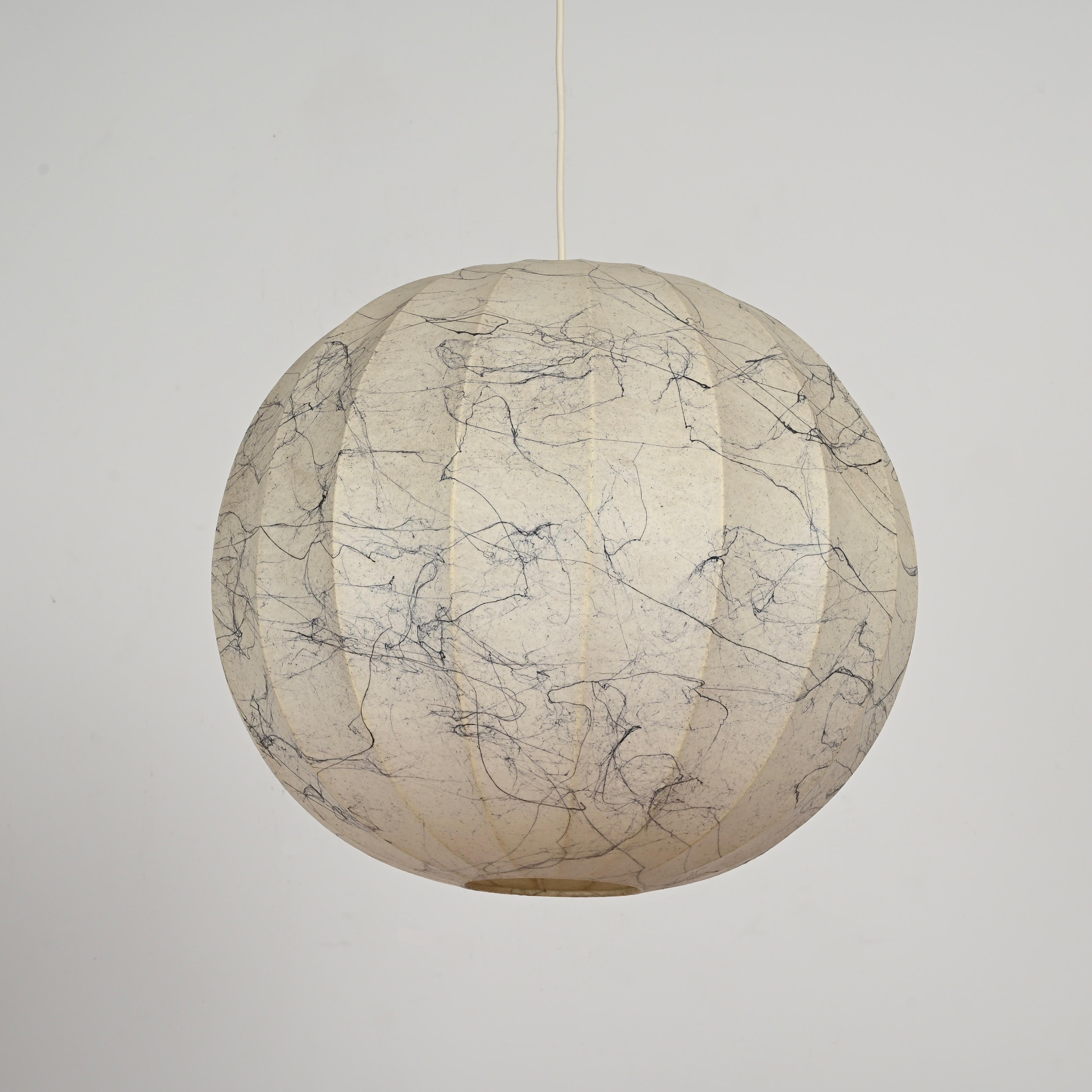 Colgante Cocoon de mediados de siglo, grande, beige veteado, de Castiglioni, Italia Años 60 en venta 2