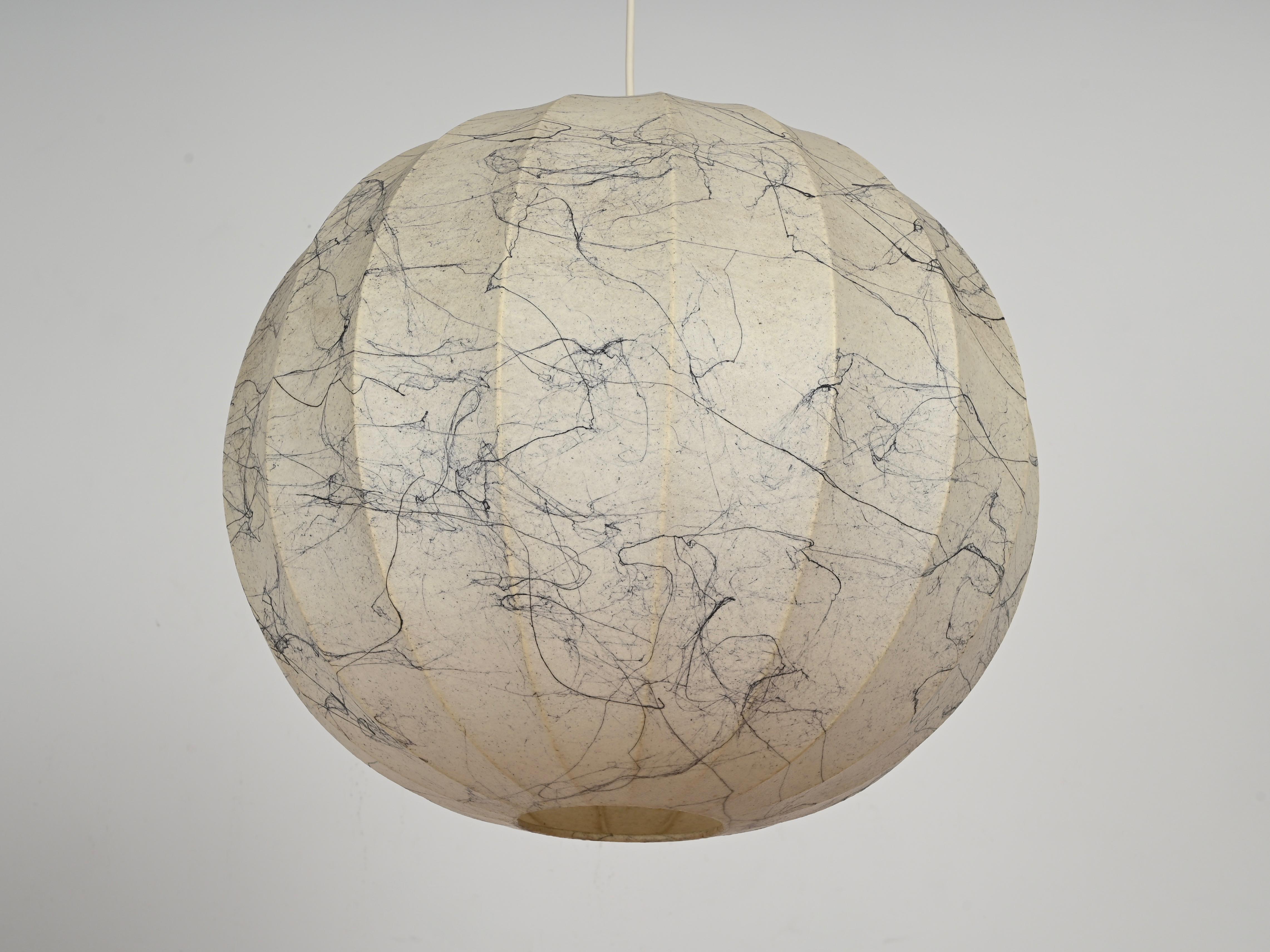 Colgante Cocoon de mediados de siglo, grande, beige veteado, de Castiglioni, Italia Años 60 Hecho a mano en venta