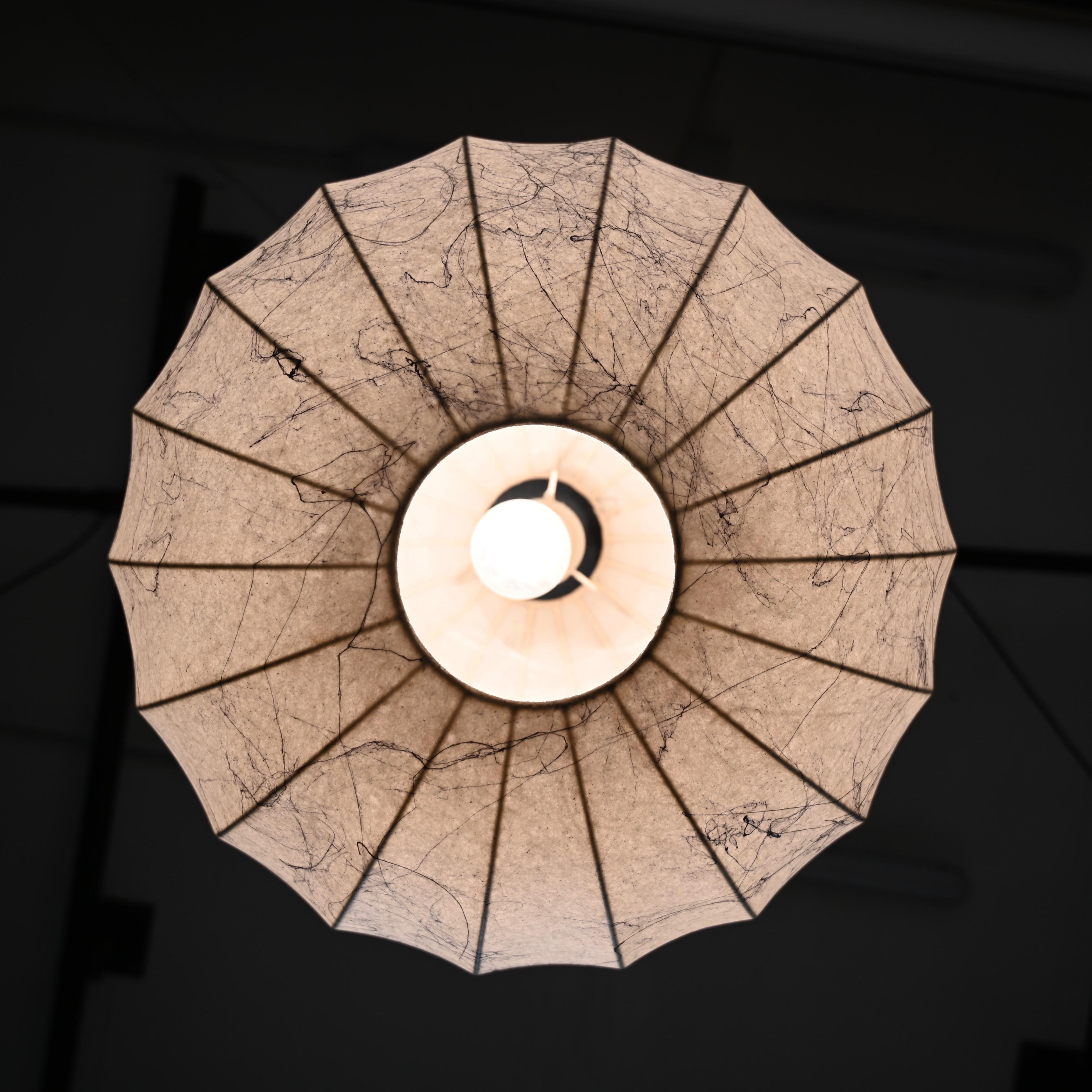 Colgante Cocoon de mediados de siglo, grande, beige veteado, de Castiglioni, Italia Años 60 Metal en venta