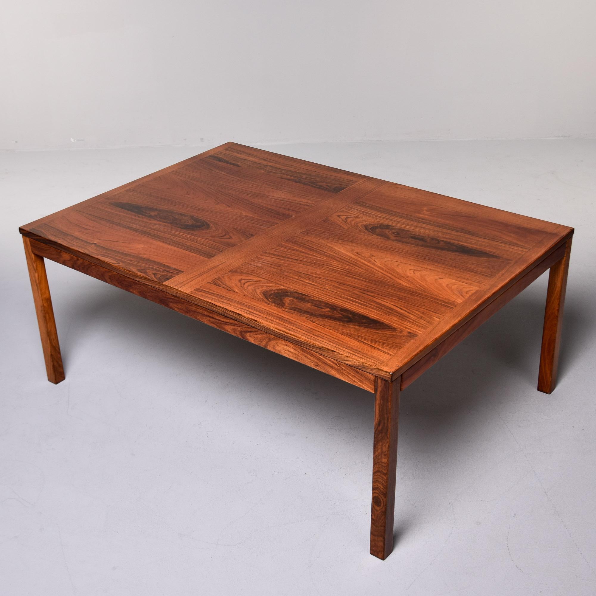 Circa 1970 Vejle Stole Og Mobelfabrik in stile moderno danese in legno di palissandro  o un tavolo da cocktail. Il tavolo rettangolare in palissandro massiccio è caratterizzato da un piano con una bella venatura, un'intelaiatura rinforzata e gambe