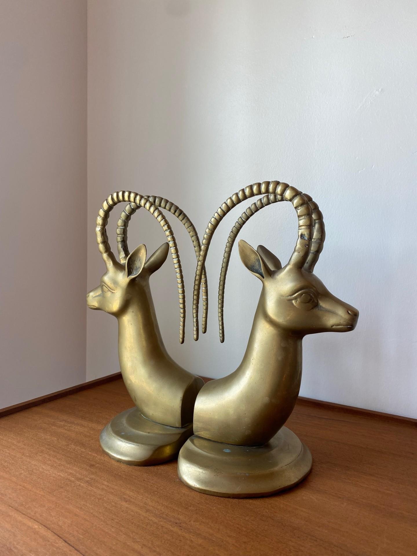 Una straordinaria coppia di fermalibri d'epoca in ottone con testa di stambecco e una bellissima patina. Le dimensioni imponenti di questi pezzi li catapultano tra le sculture, a prescindere dal loro utilizzo come fermalibri. I dettagli delle figure